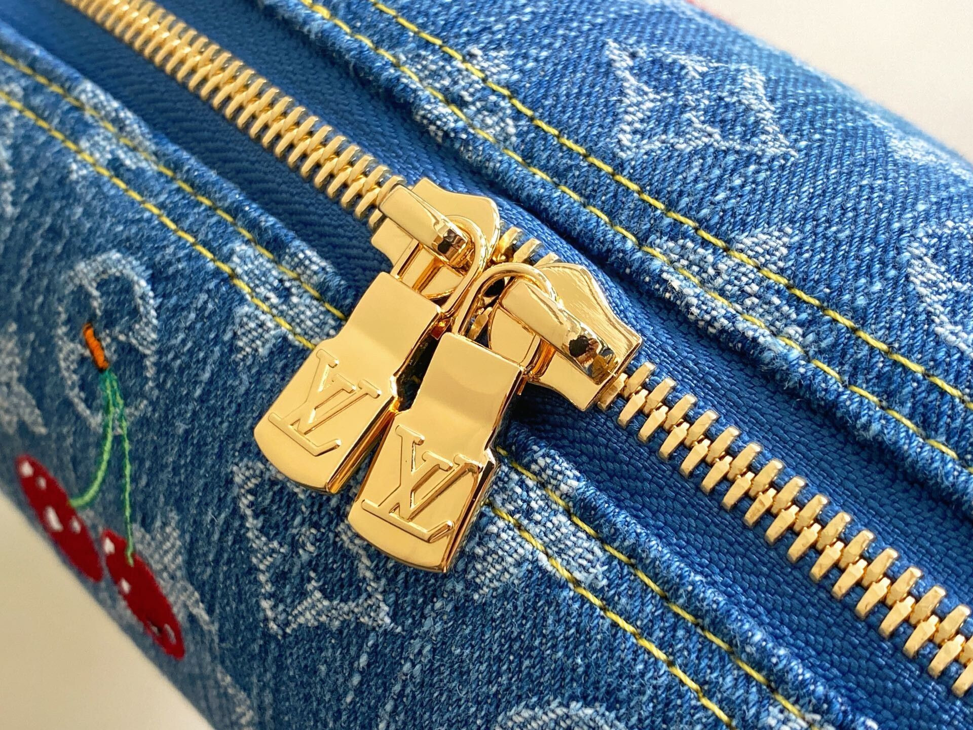 LV x TM Cosmetic Pouch GM M13893 27x18x9cm