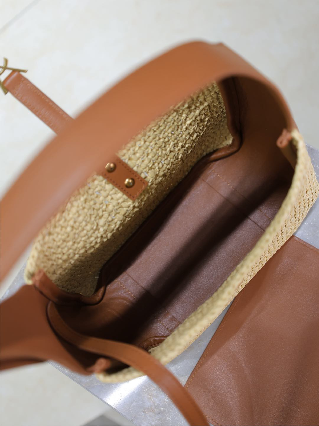 y*l le 5 À 7 S*pple small in raffia and leather 22 x 22 x 7-9 cm