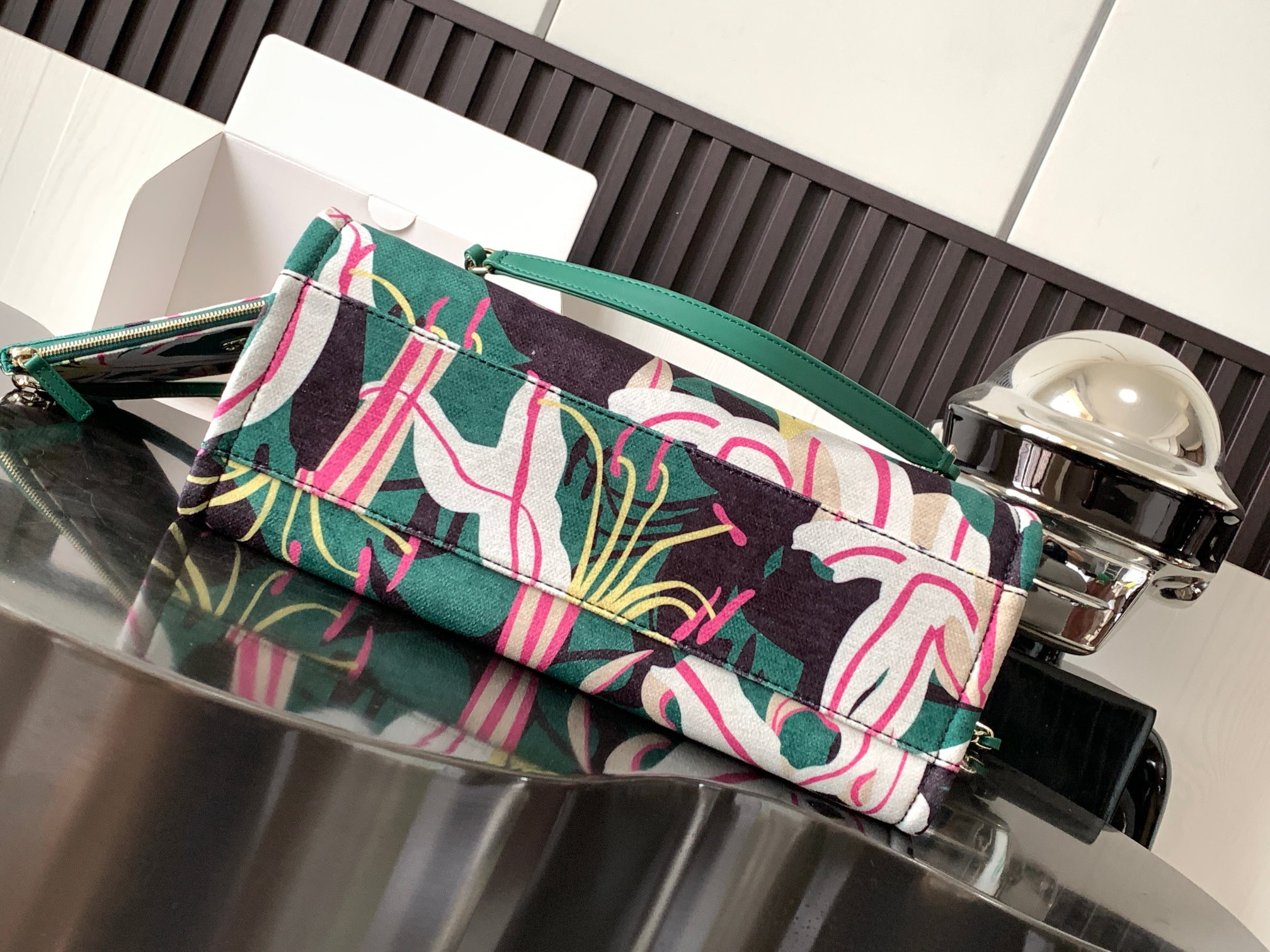 Ch*el shopping bag 35x27x16cm (bag opening 41cm)