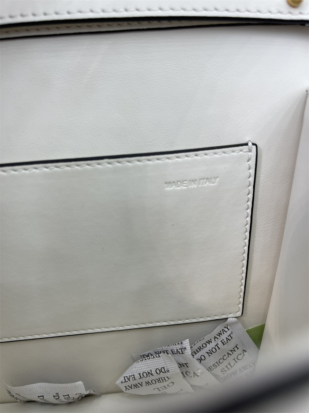 Va1e*ntin0 garavani locÒ calfskin shoulder small bag 22 x 16  x 7 cm