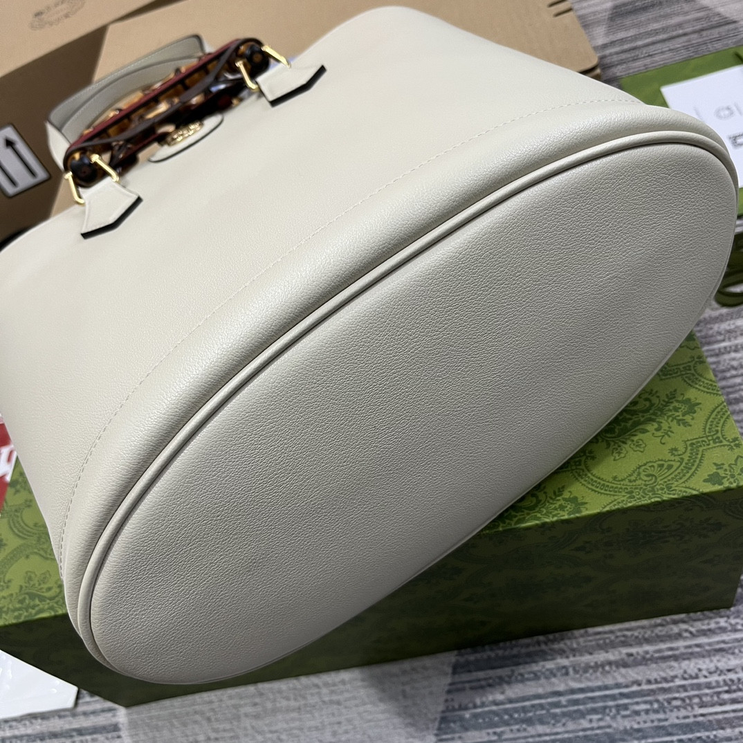 G*u*i diana medium tote bag white 31w x 27h x 15d cm