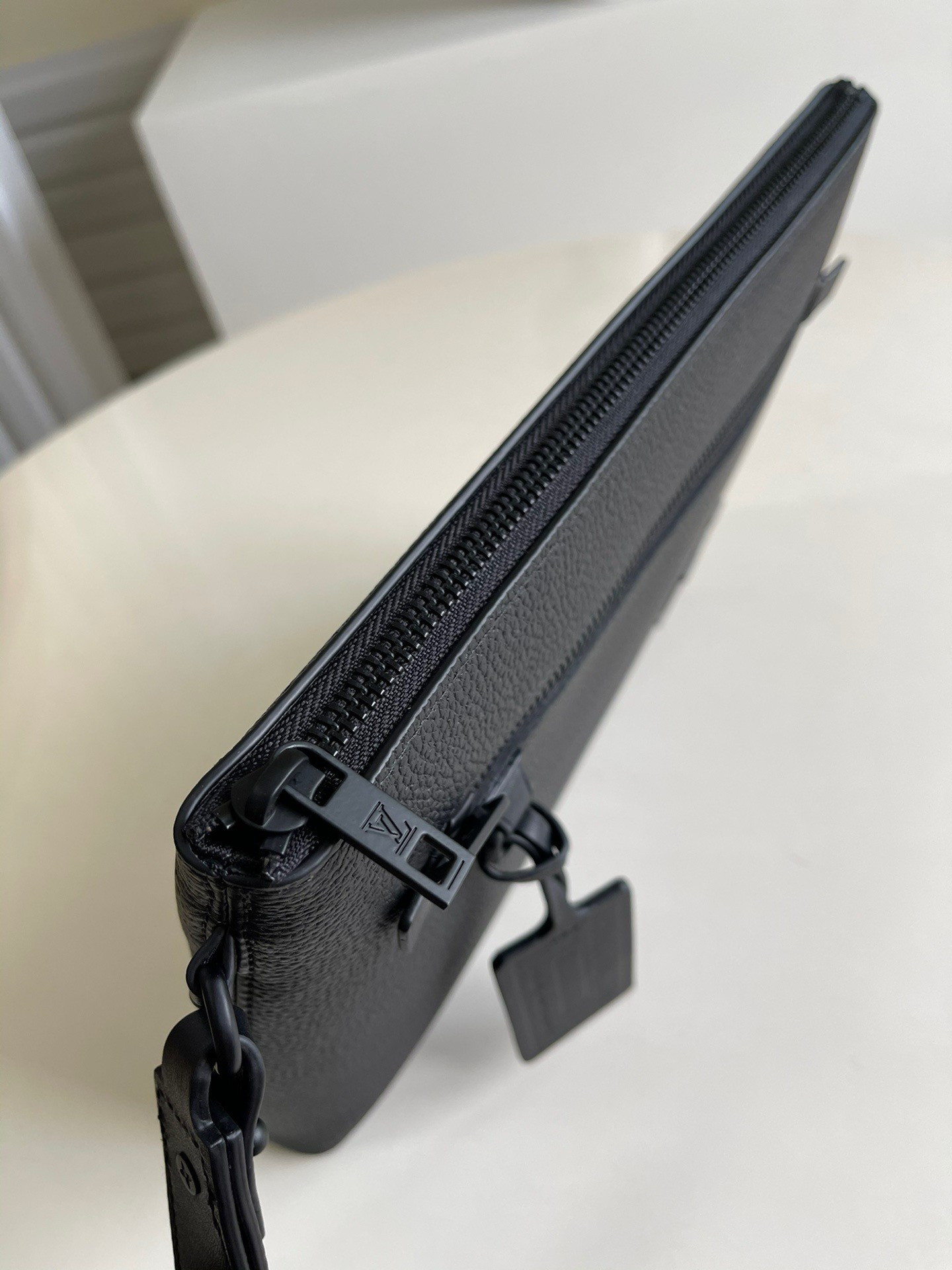 LV M69837 30 x 22 x 5 cm