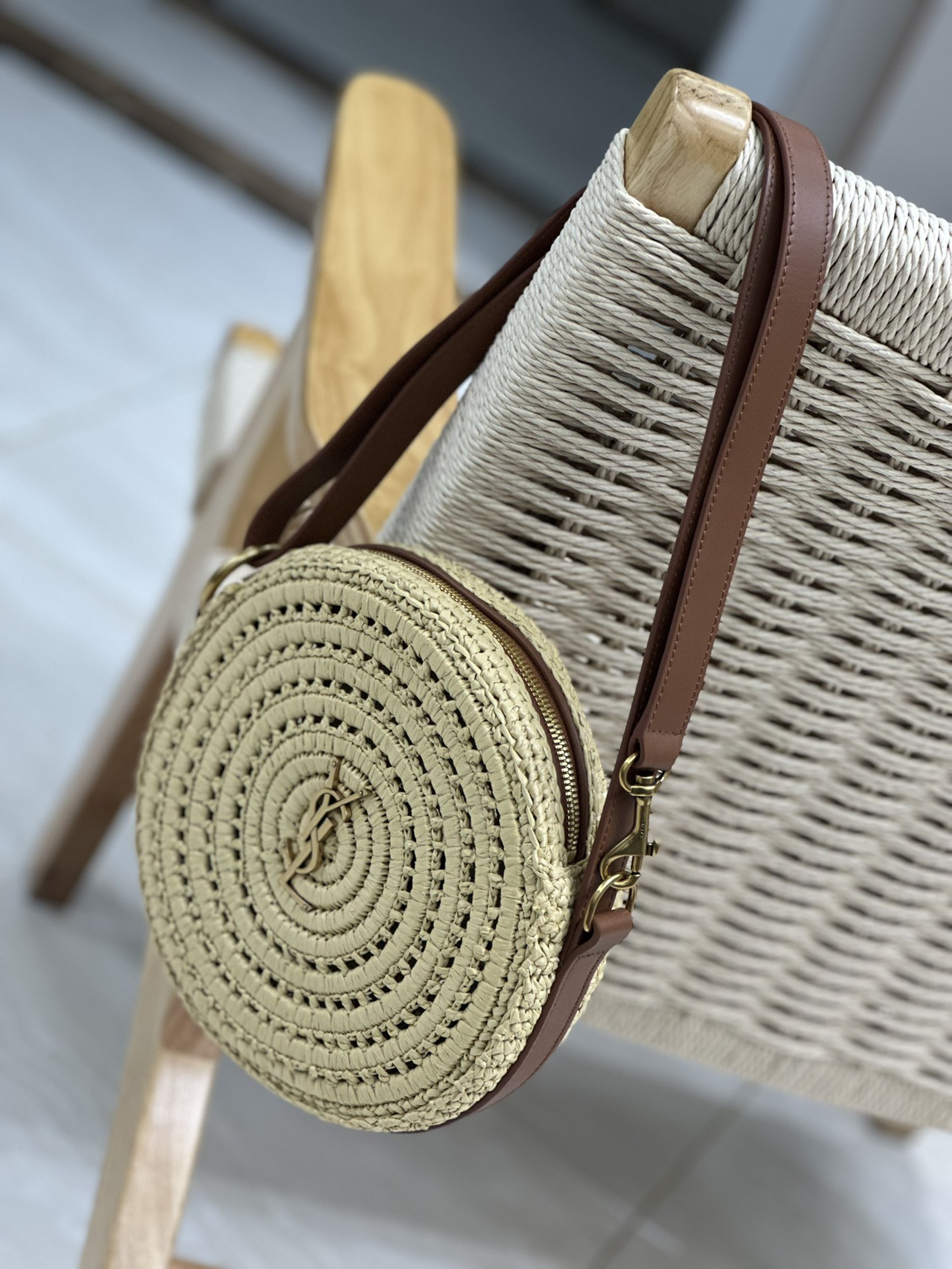 Y*L round bag in raffia and vegetable-tanned leather color natural