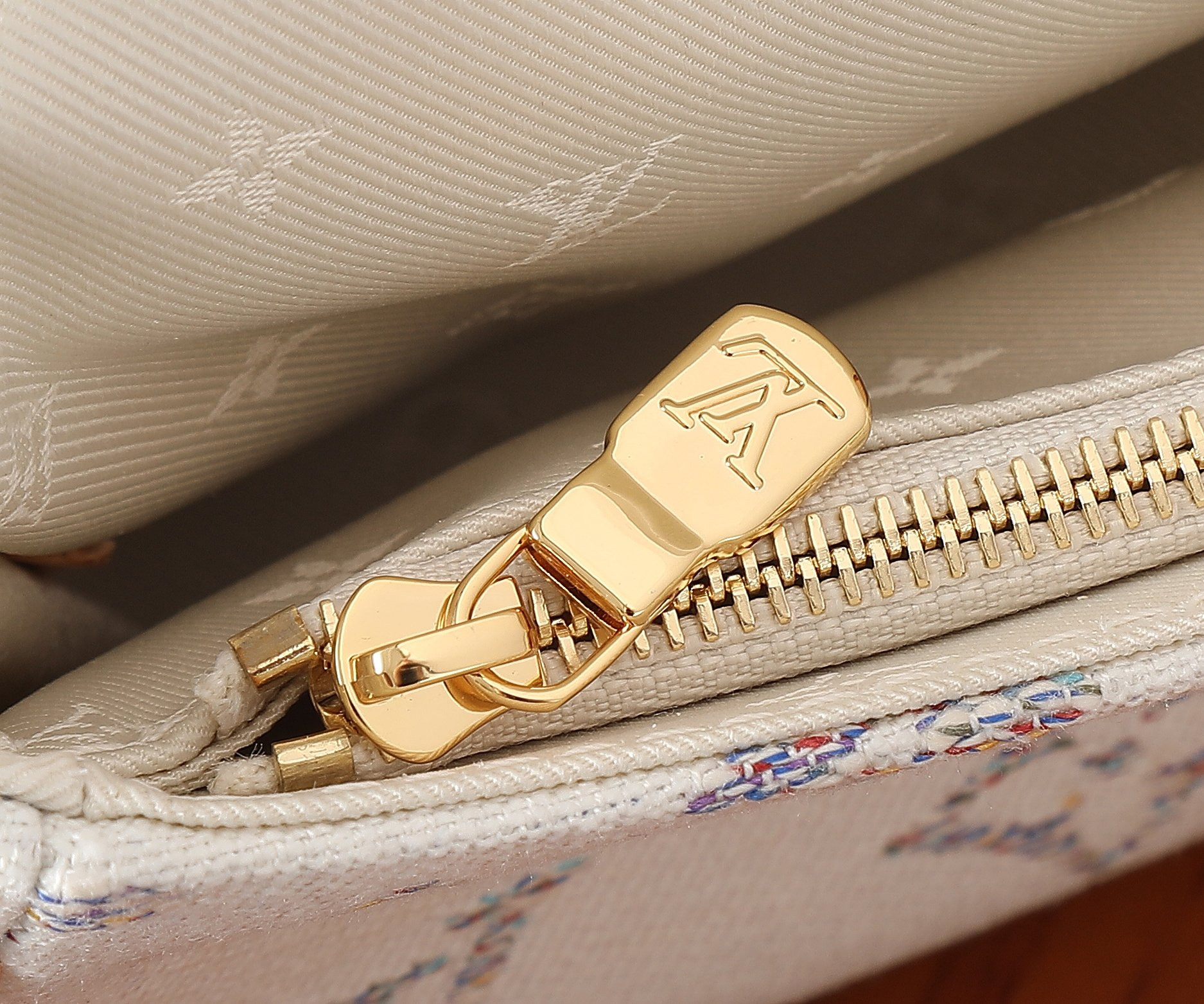 LV Wallet on Chain Ivy M83499 9.3 x 4.7 x 1.7 inches