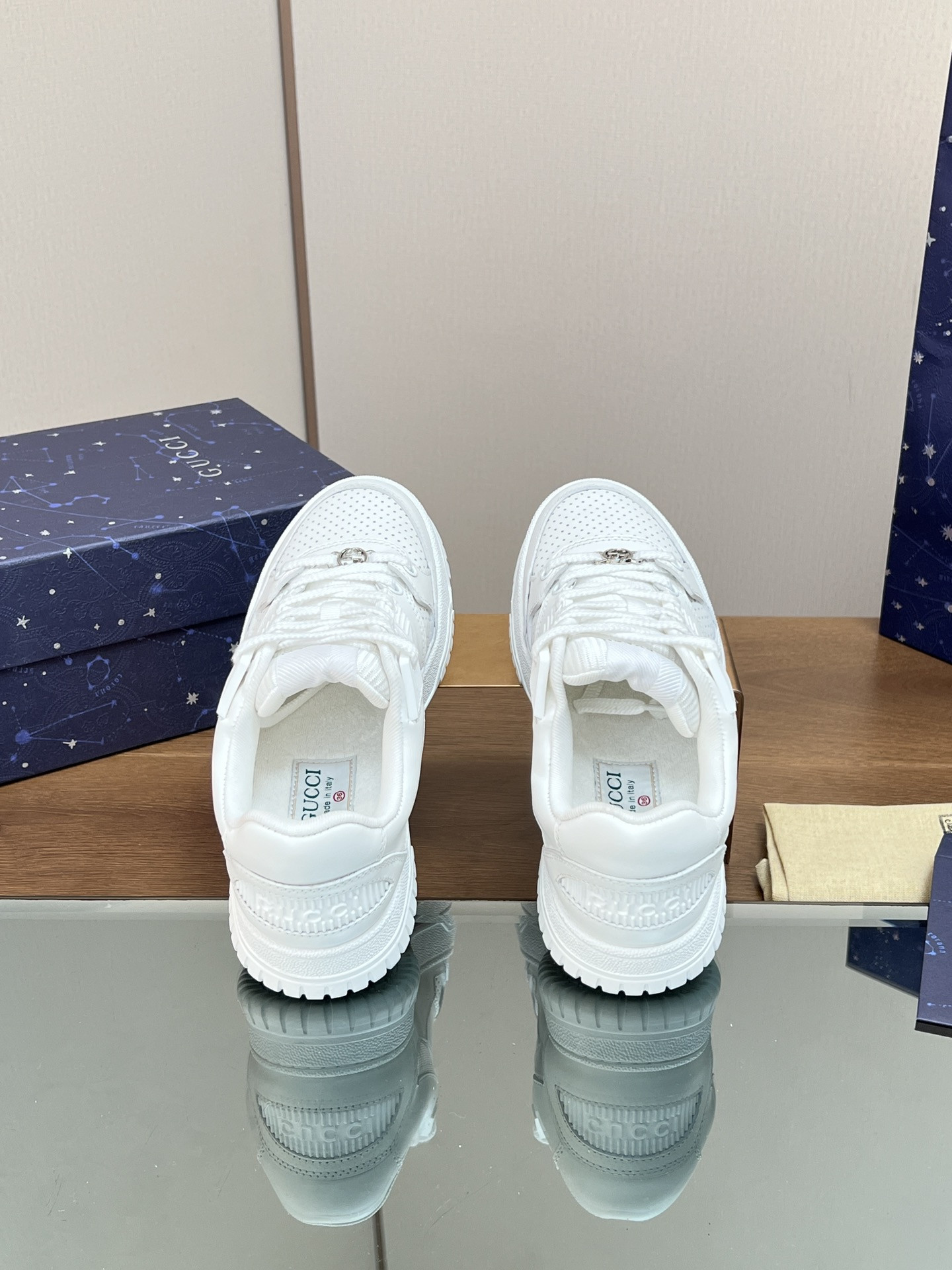 ua G*u*i low-top sneaker