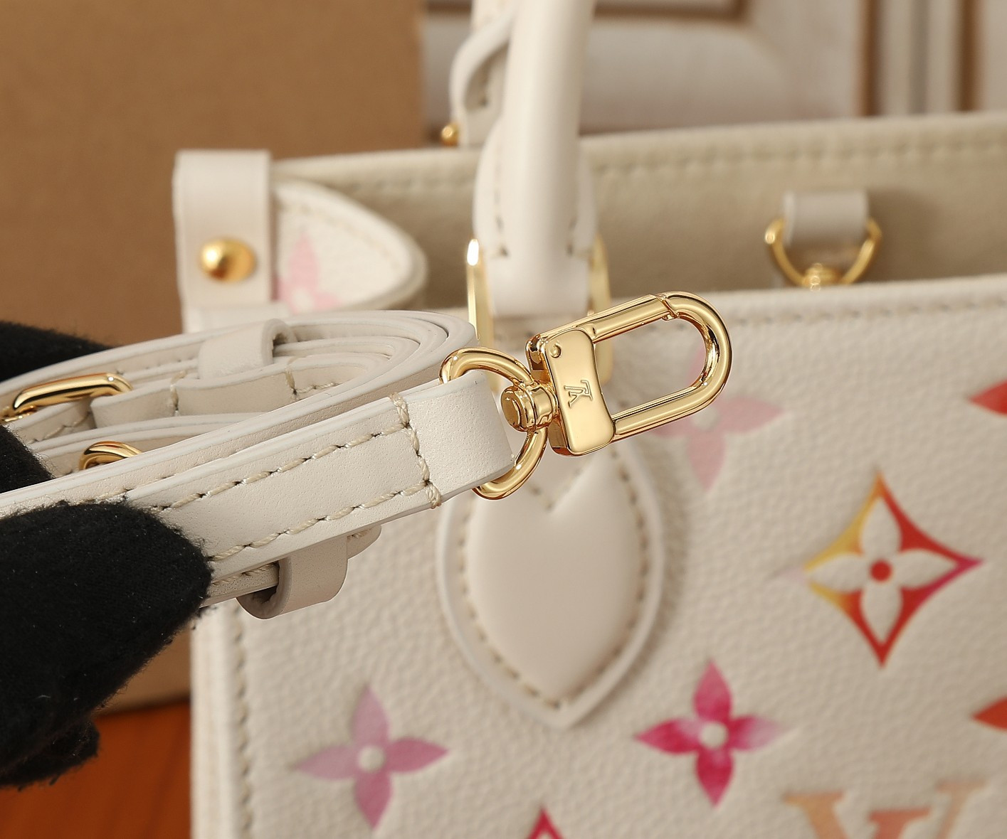 LV OnTheGo BB M47115  7.1 x 5.9 x 3.3 in