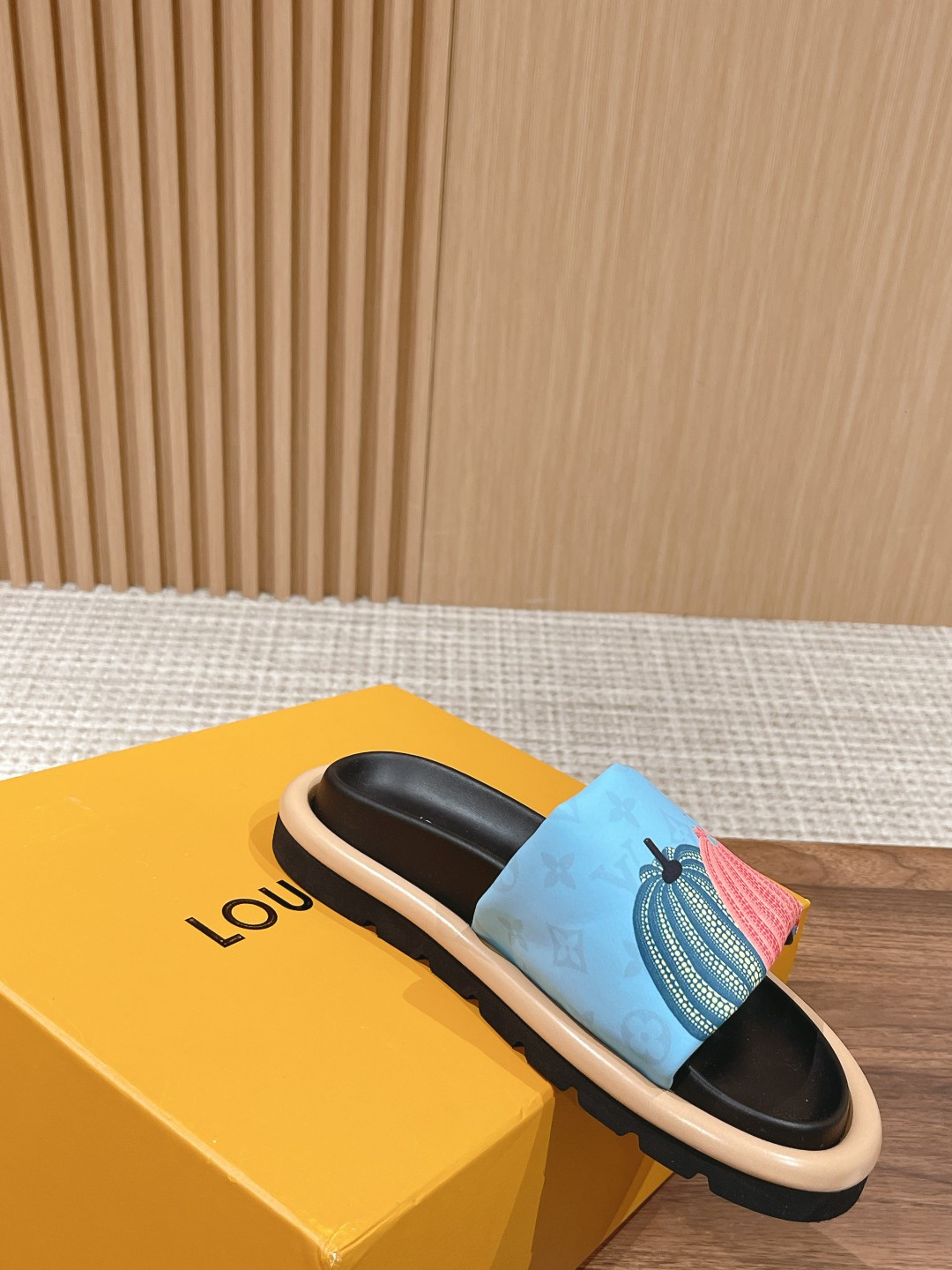 UA LV Pool Pillow Flat Comfort Mule