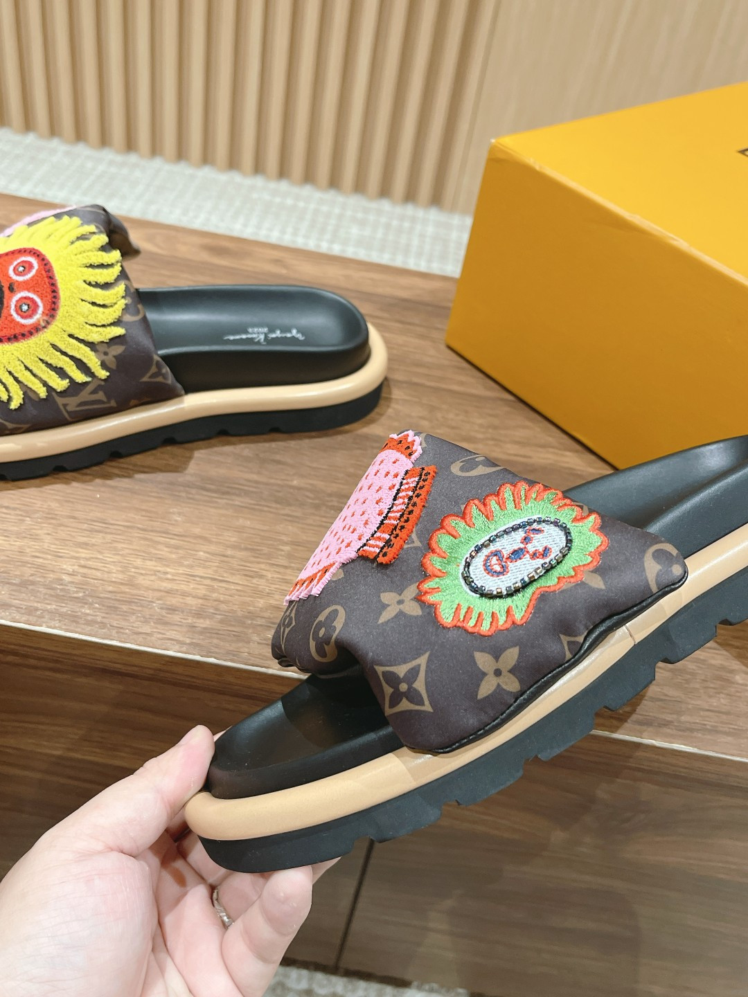 UA LV Pool Pillow Flat Comfort Mule