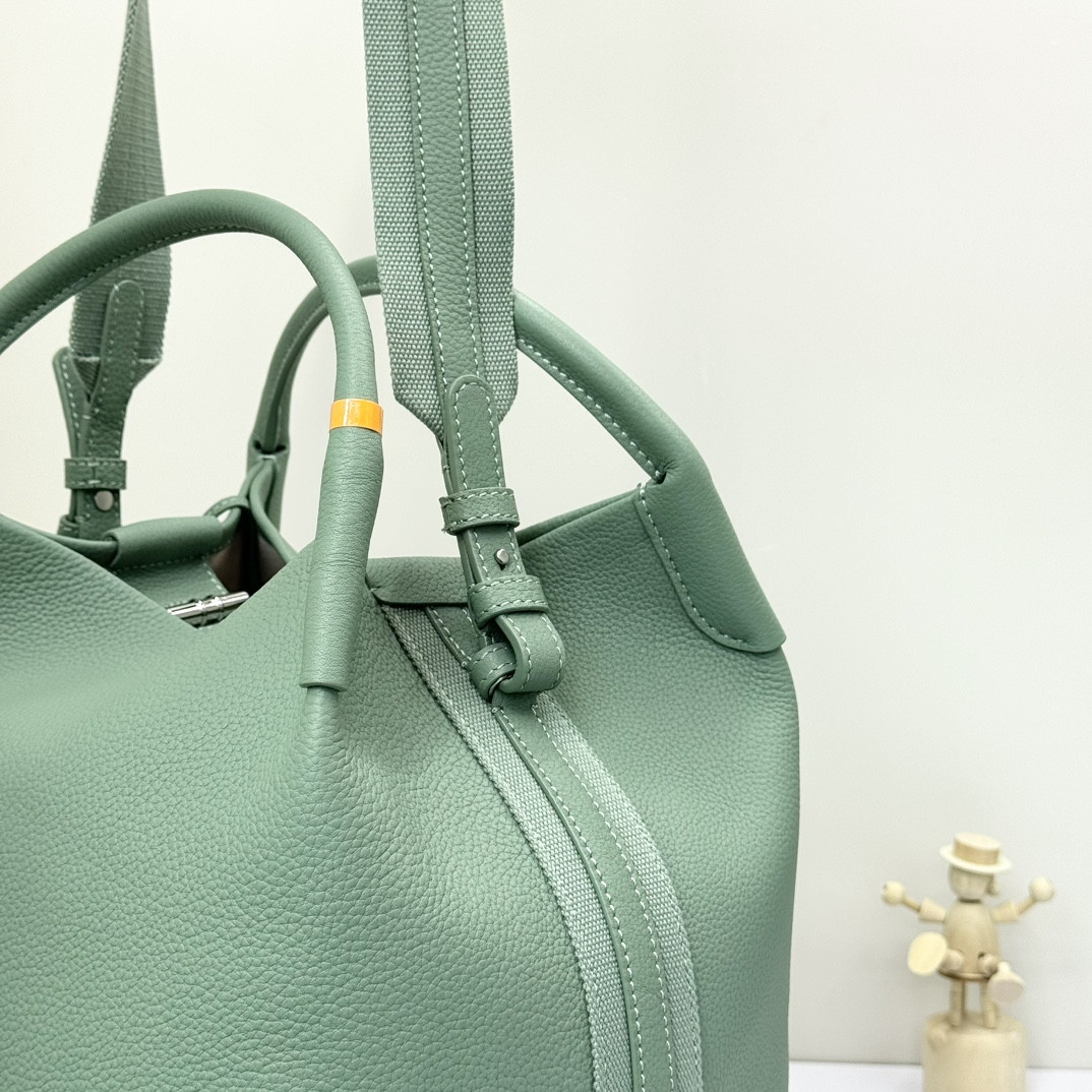 L**o p*ana large bale bag grained calfskin 24 x 20 x 27 cm