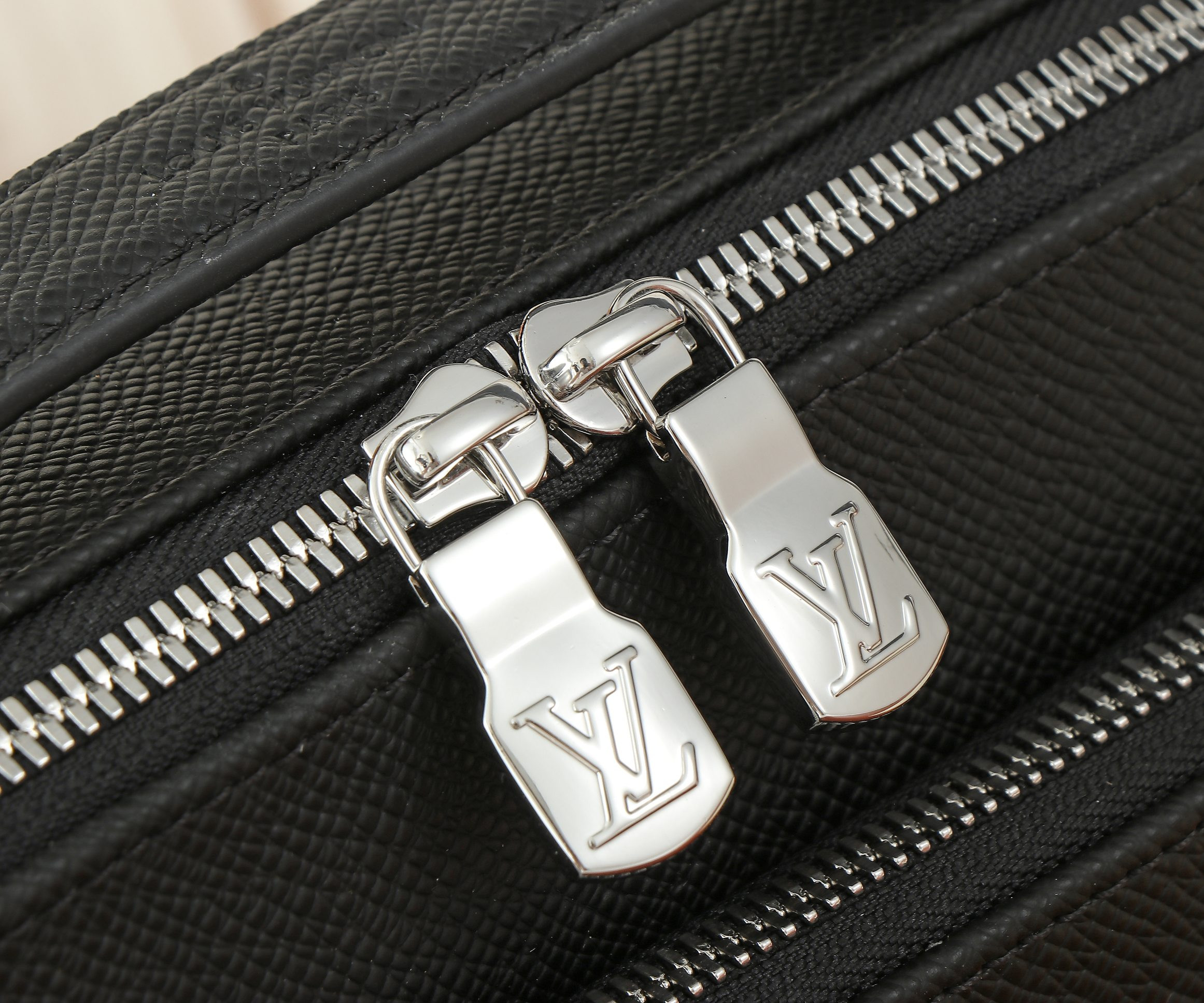 LV District  M11657 22.5x15.5x7.5CM