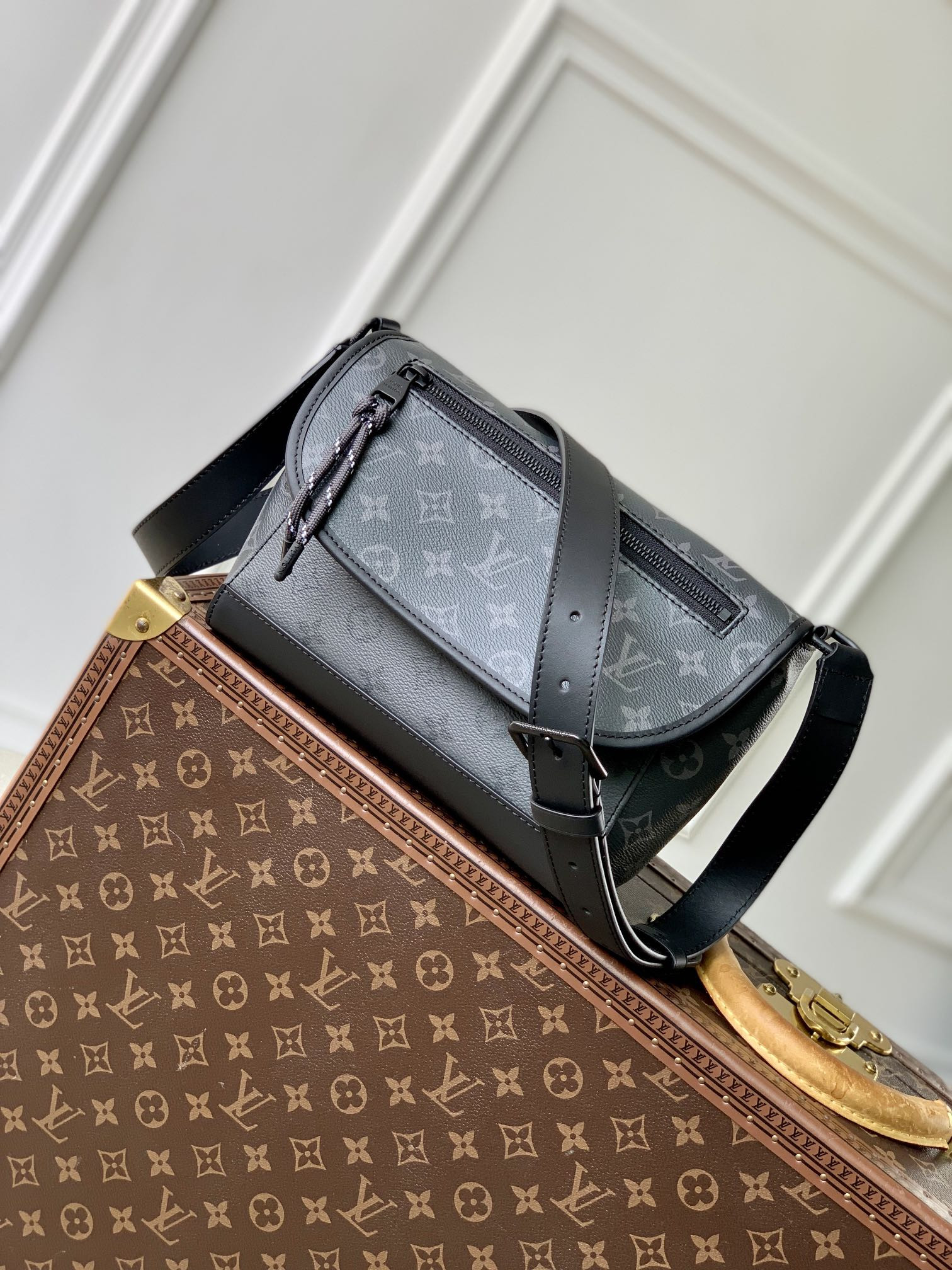 LV Pulse Messenger M12681  17 x 11 x 26.6 cm