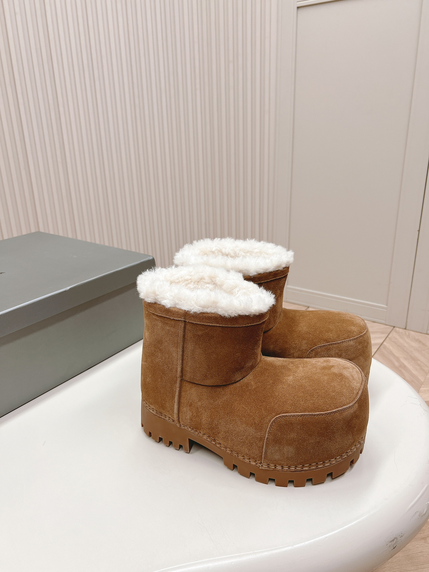 ua Ba*len*cia*ga snow boot