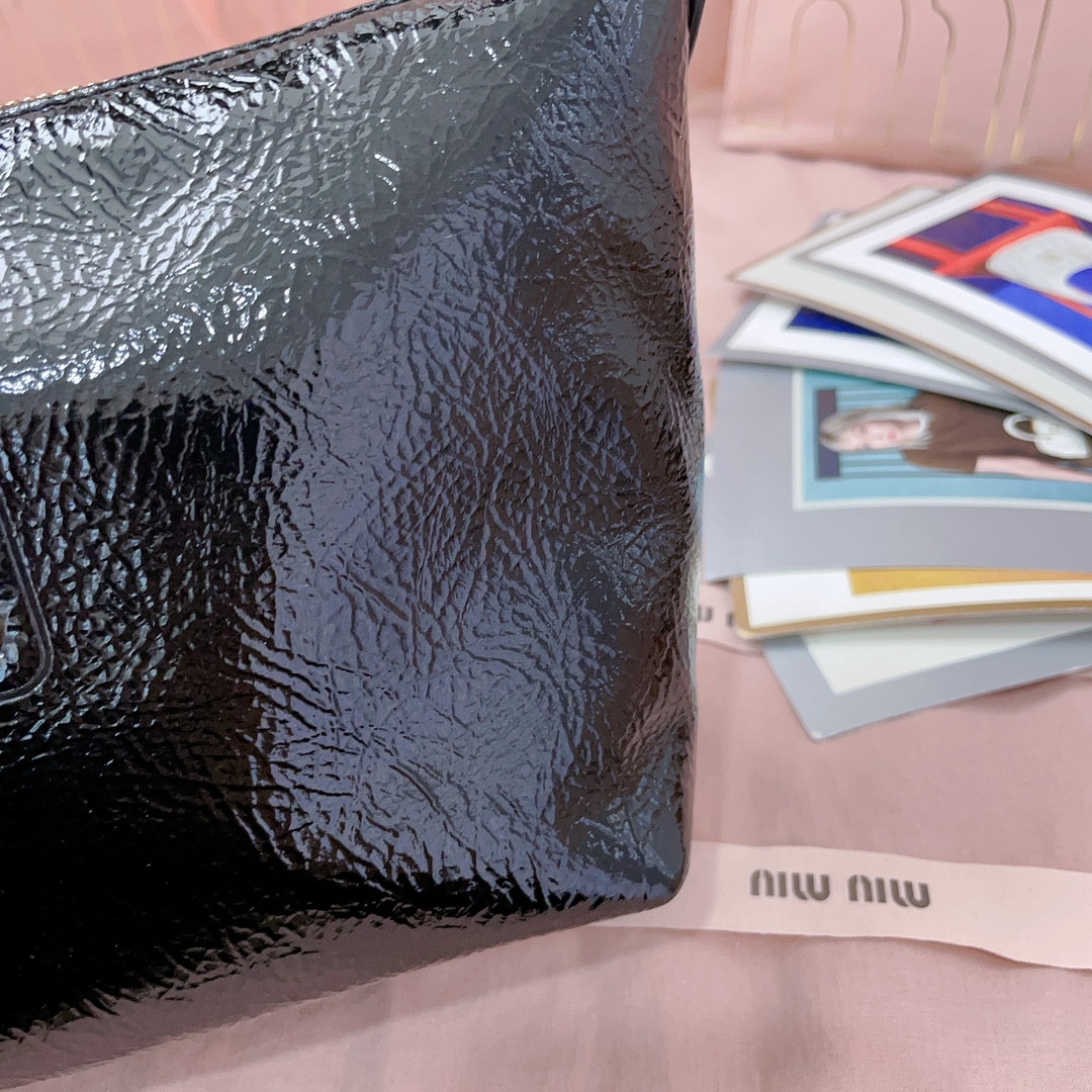 MIU MIU Naplak patent leather pouch 14x18.5x10cm