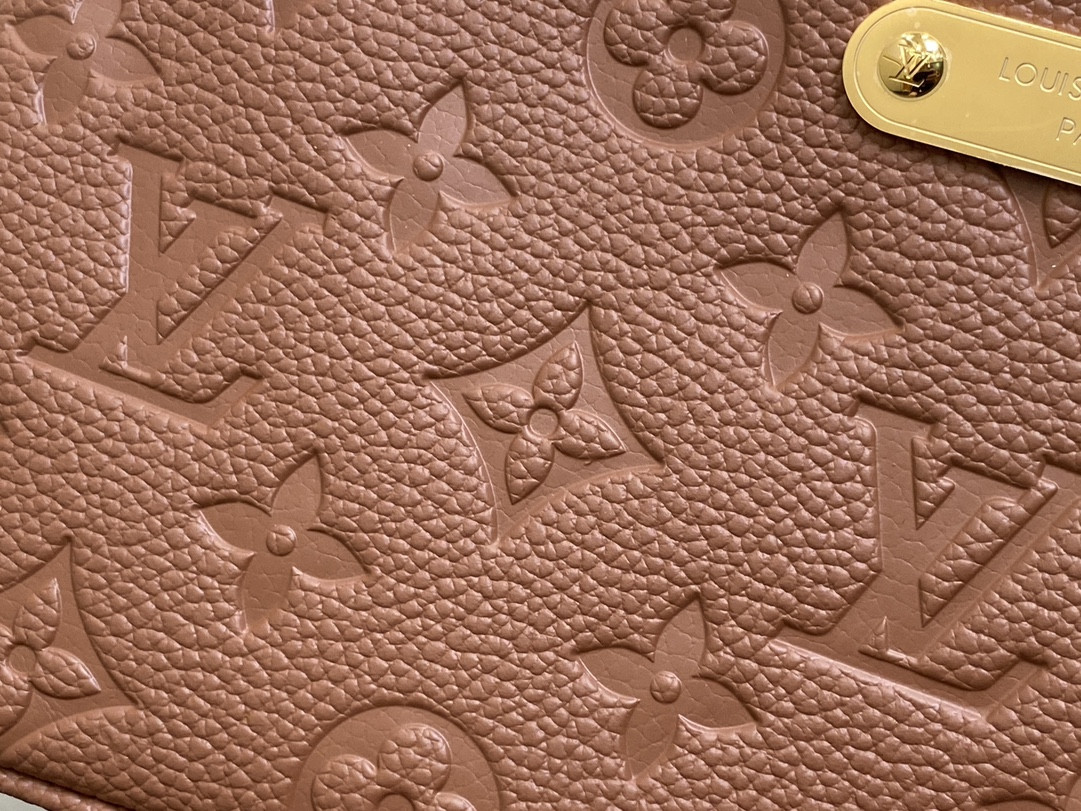 LV Liv Pochette M11916  24.3×13.5×6.5cm