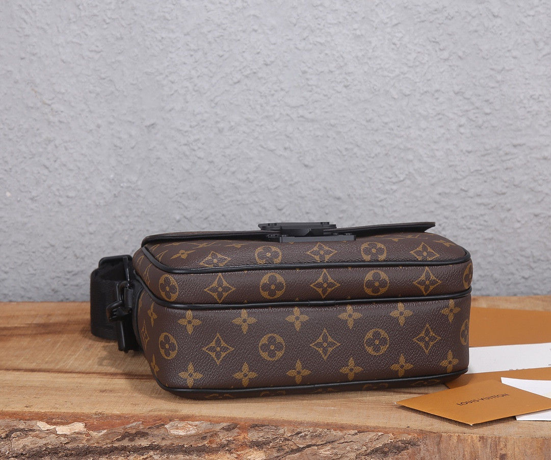 LV S Lock Messenger M45806 22x18x8cm