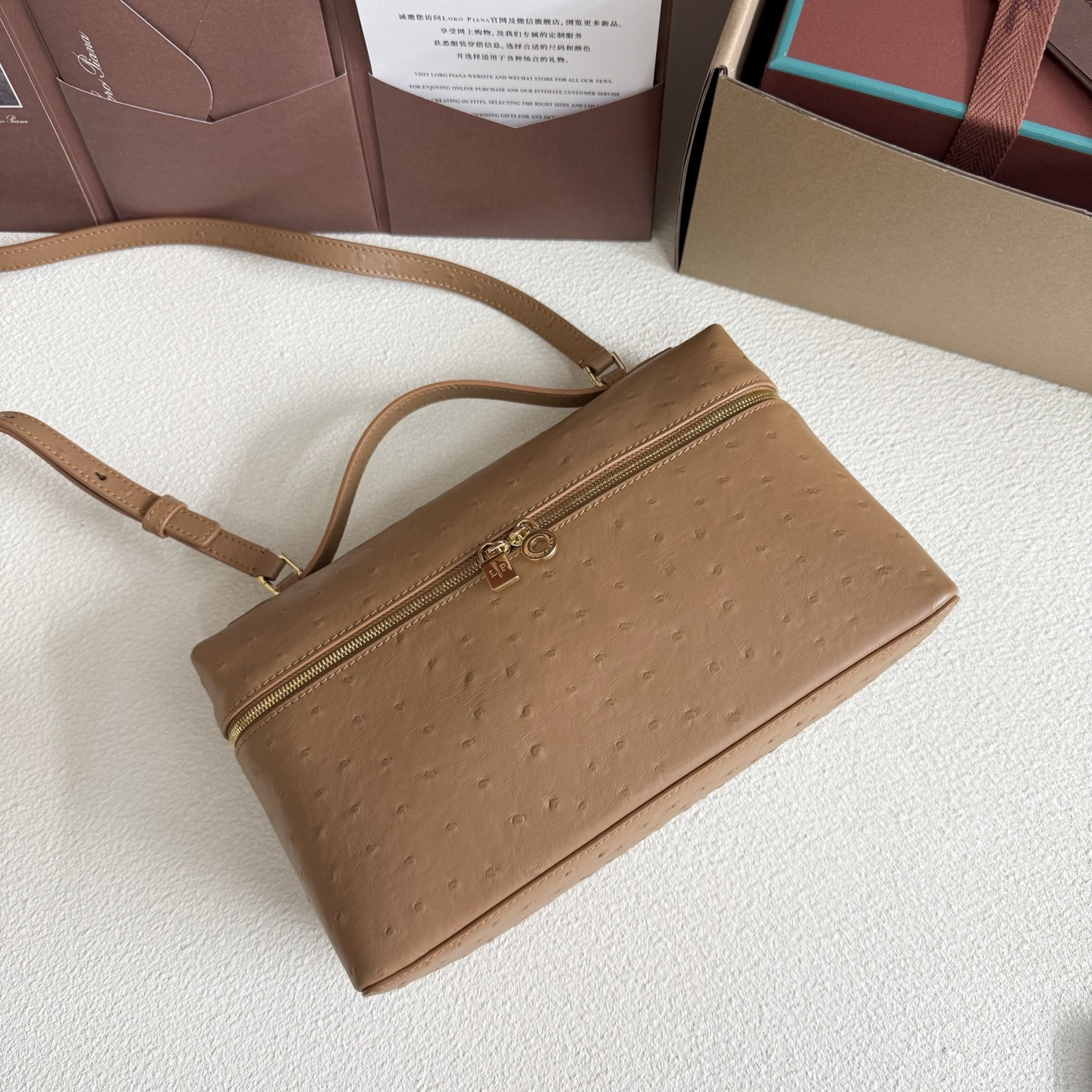 L**o p*ana extra pocket l27 ostrich-grained leather 16x27x10cm