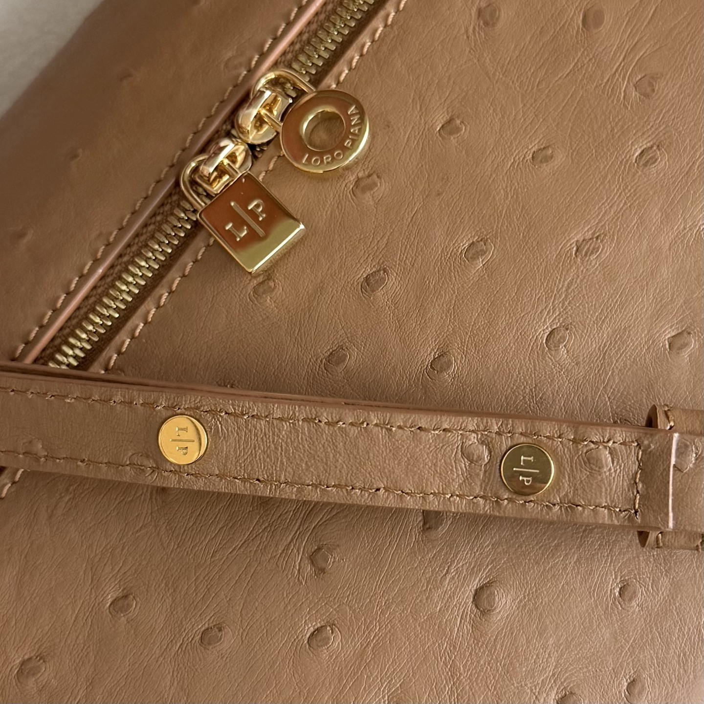 L**o p*ana extra pocket l27 ostrich-grained leather 16x27x10cm