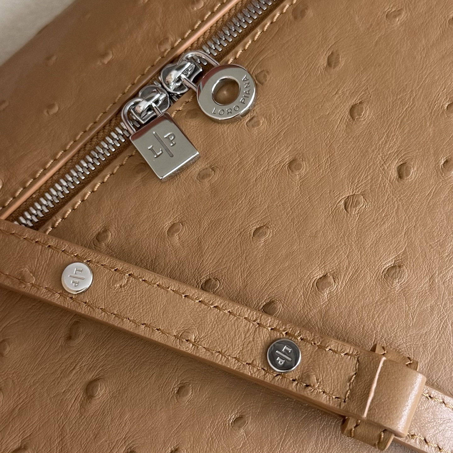 L**o p*ana extra pocket l27 ostrich-grained leather 16x27x10cm