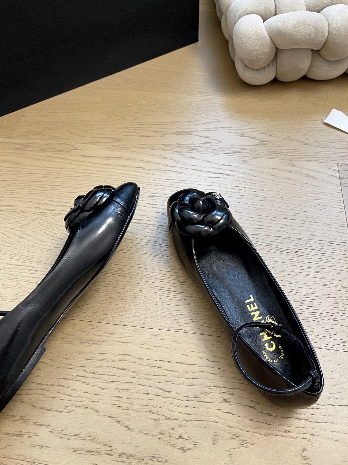 ua Ch*el ballet flats