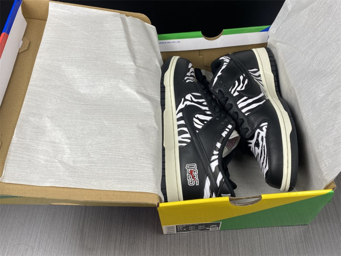 Quartersnacks x Dunk Low SB ‘Little Debbie’s Zebra Cakes’ DM3510-001