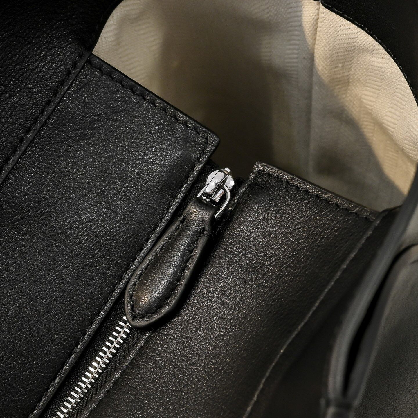 The R0w Marlo Bag in Leather 43x19x30cm