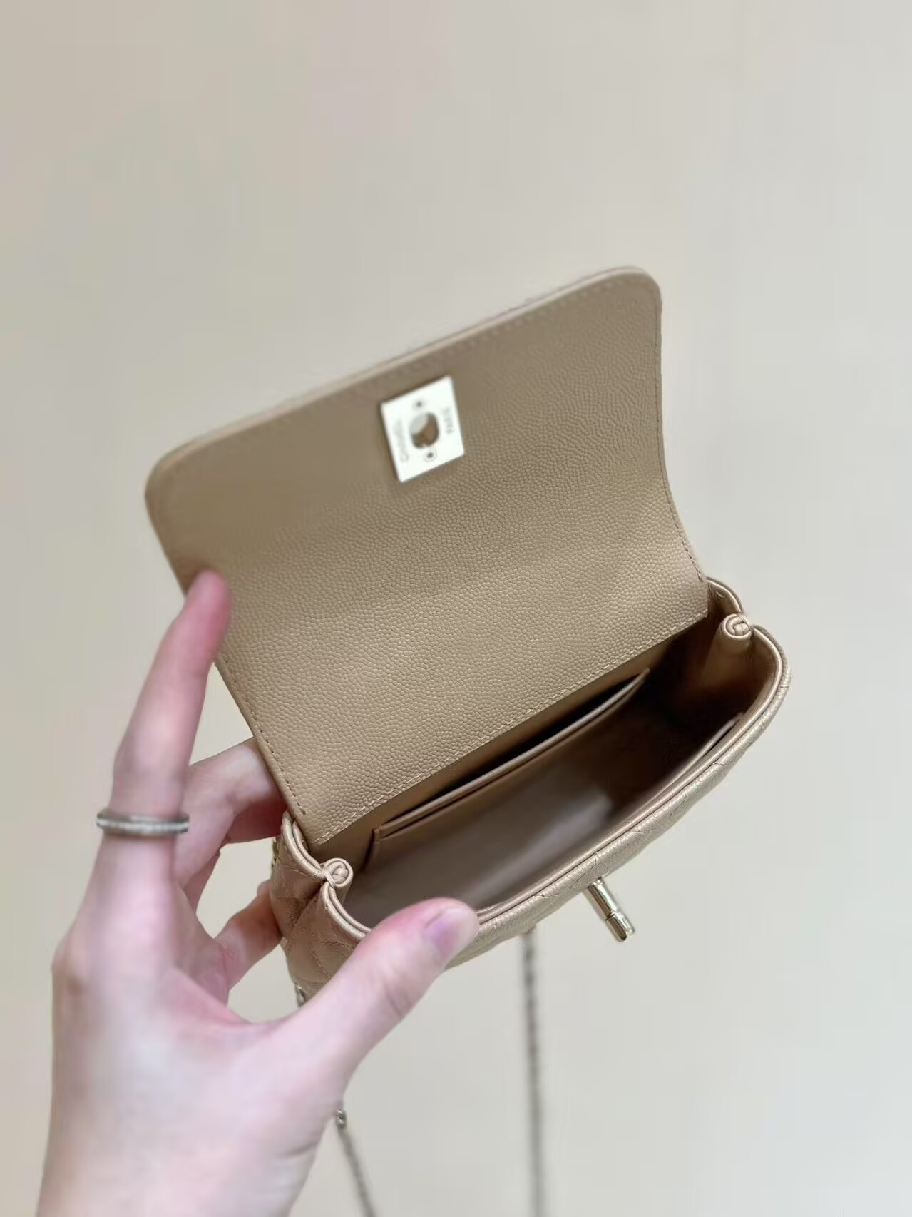 Ch**el coco handle nano 11.5x14.5x5.5cm