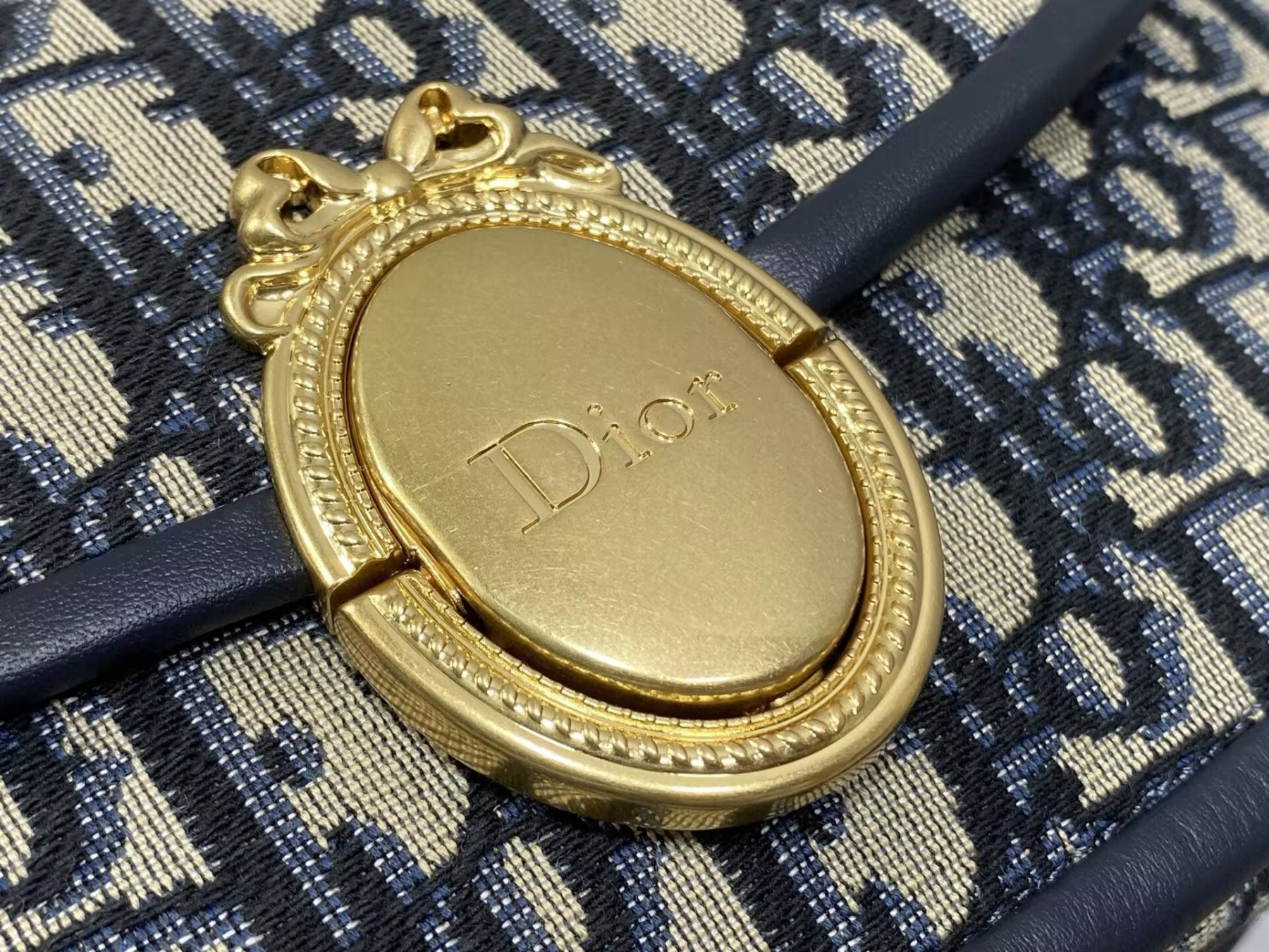 D10r Small Médaillon Flap Bag with Chain 21 x 12 x 5.5 cm