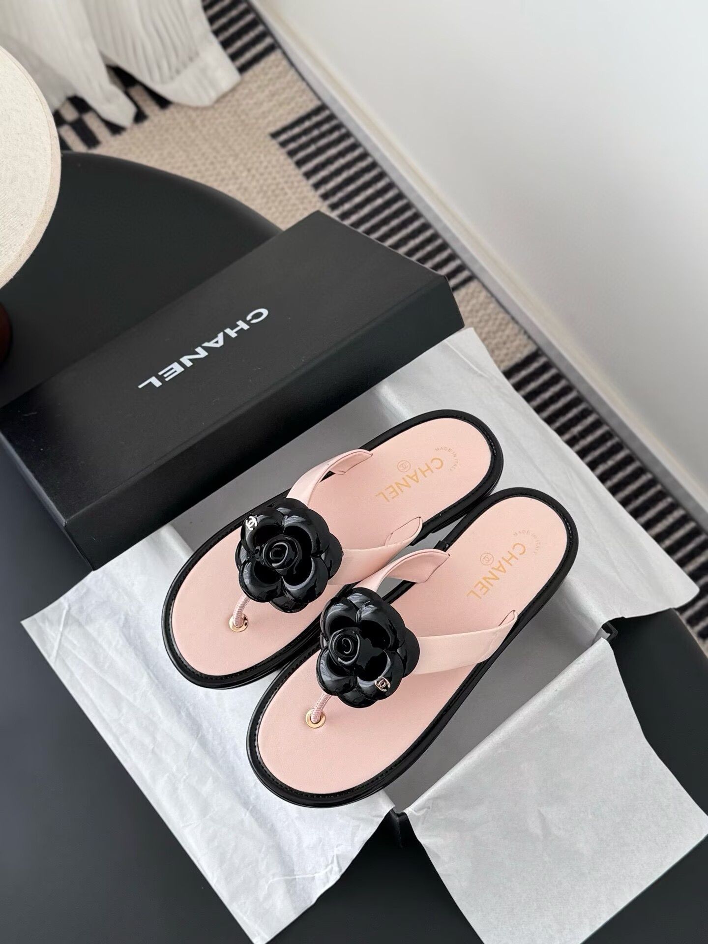 ua Ch**el thongs slides