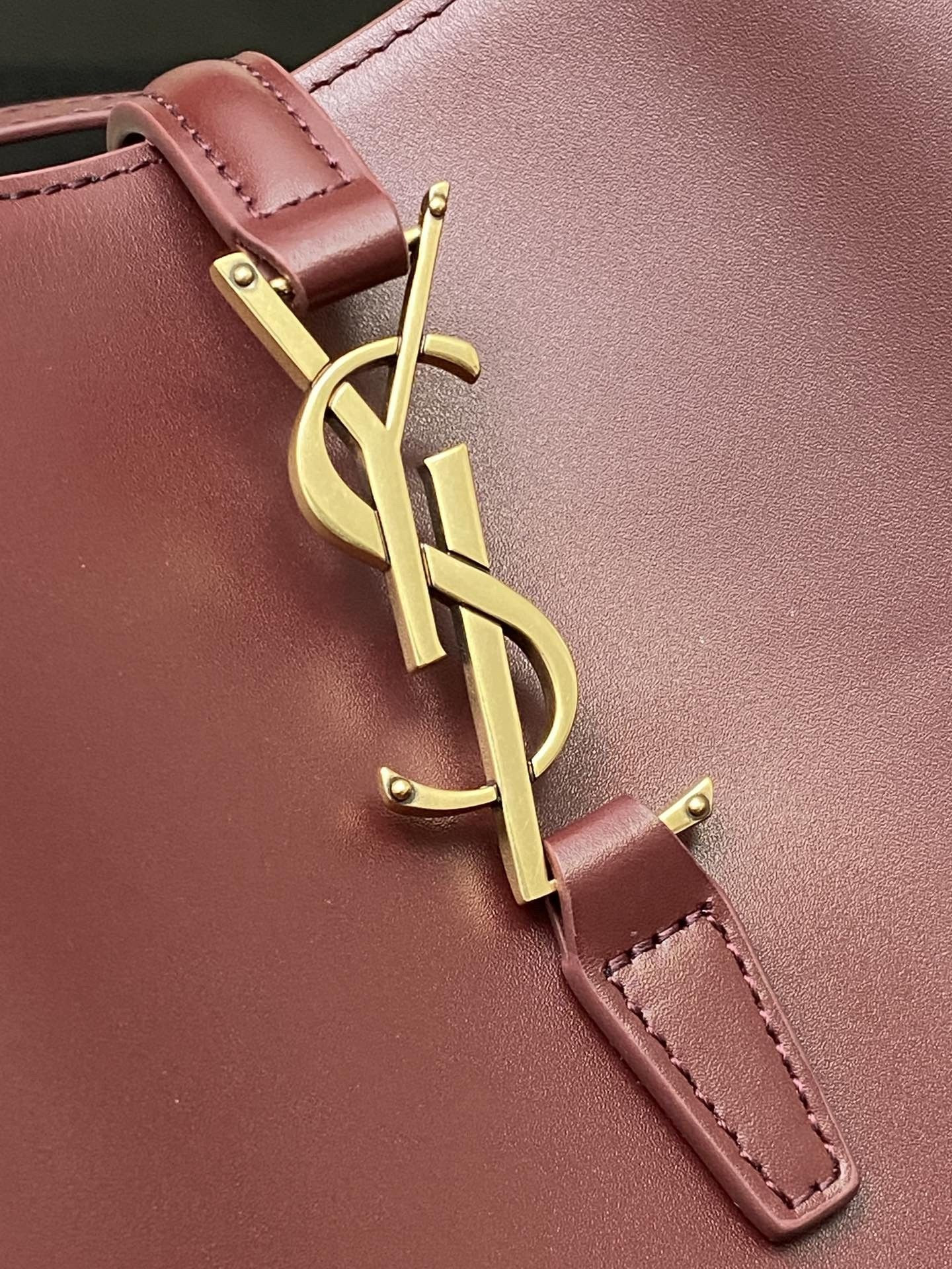 Y51 LE 37 In Shiny Leather 26x20x12cm