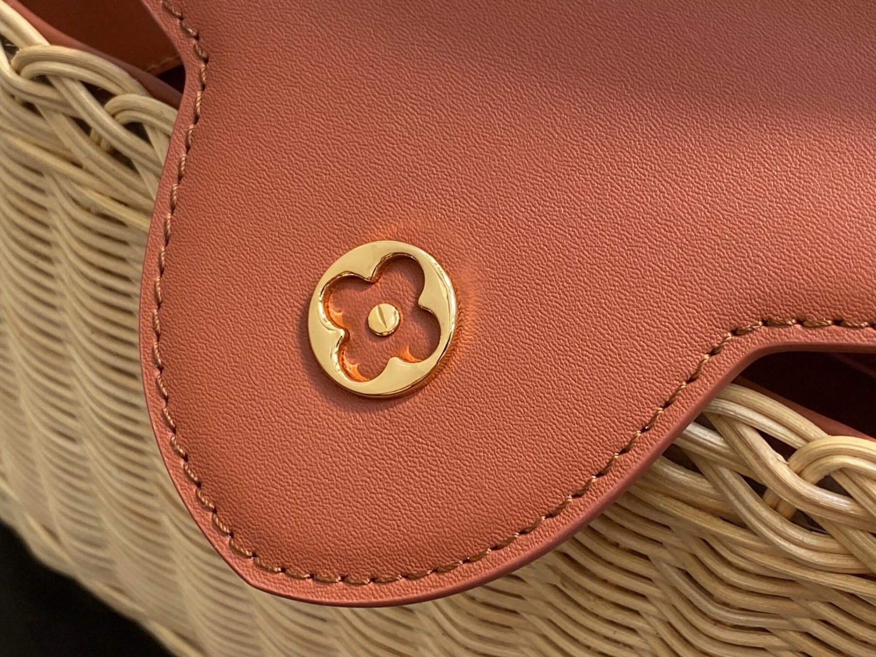 LV Capucines BB M26025 27x18x9cm