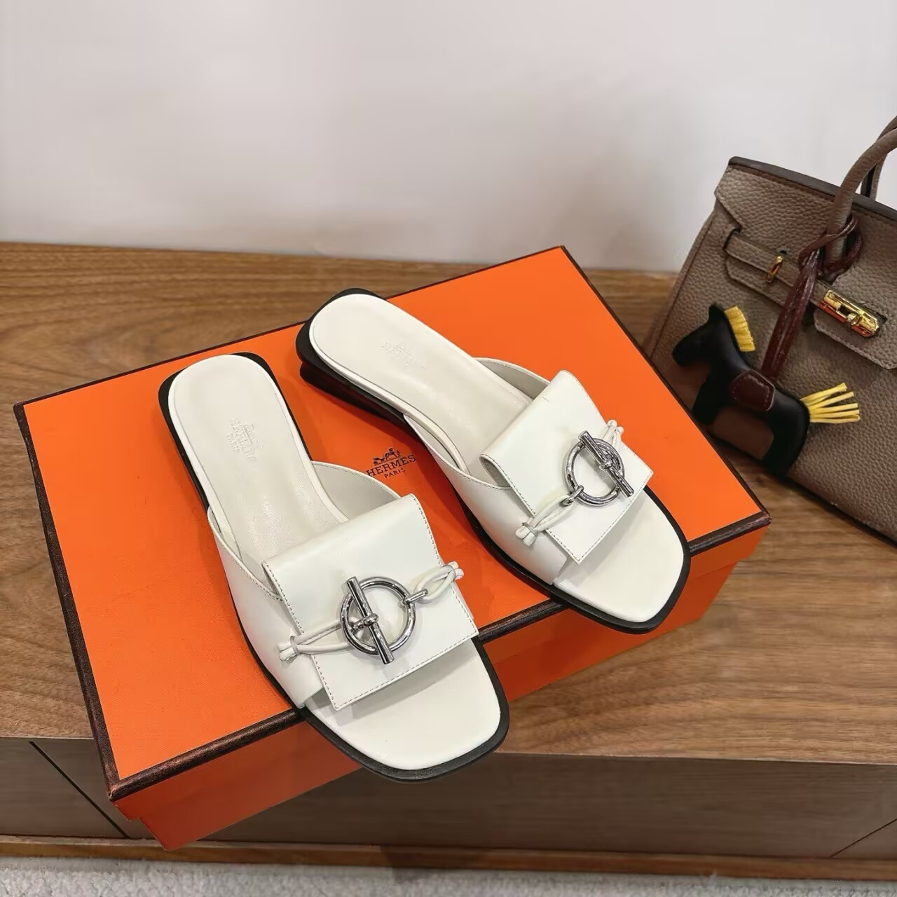 UA H**me5 Isle sandal