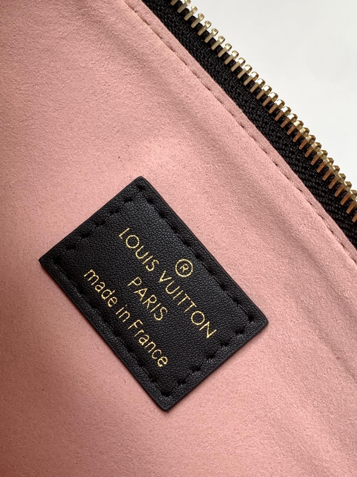 LV Coussin PM M21260 26x20x12cm