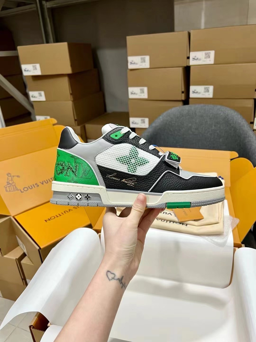 UA L0vis Vvtt0n LV Trainer Monogram strap Black White Green