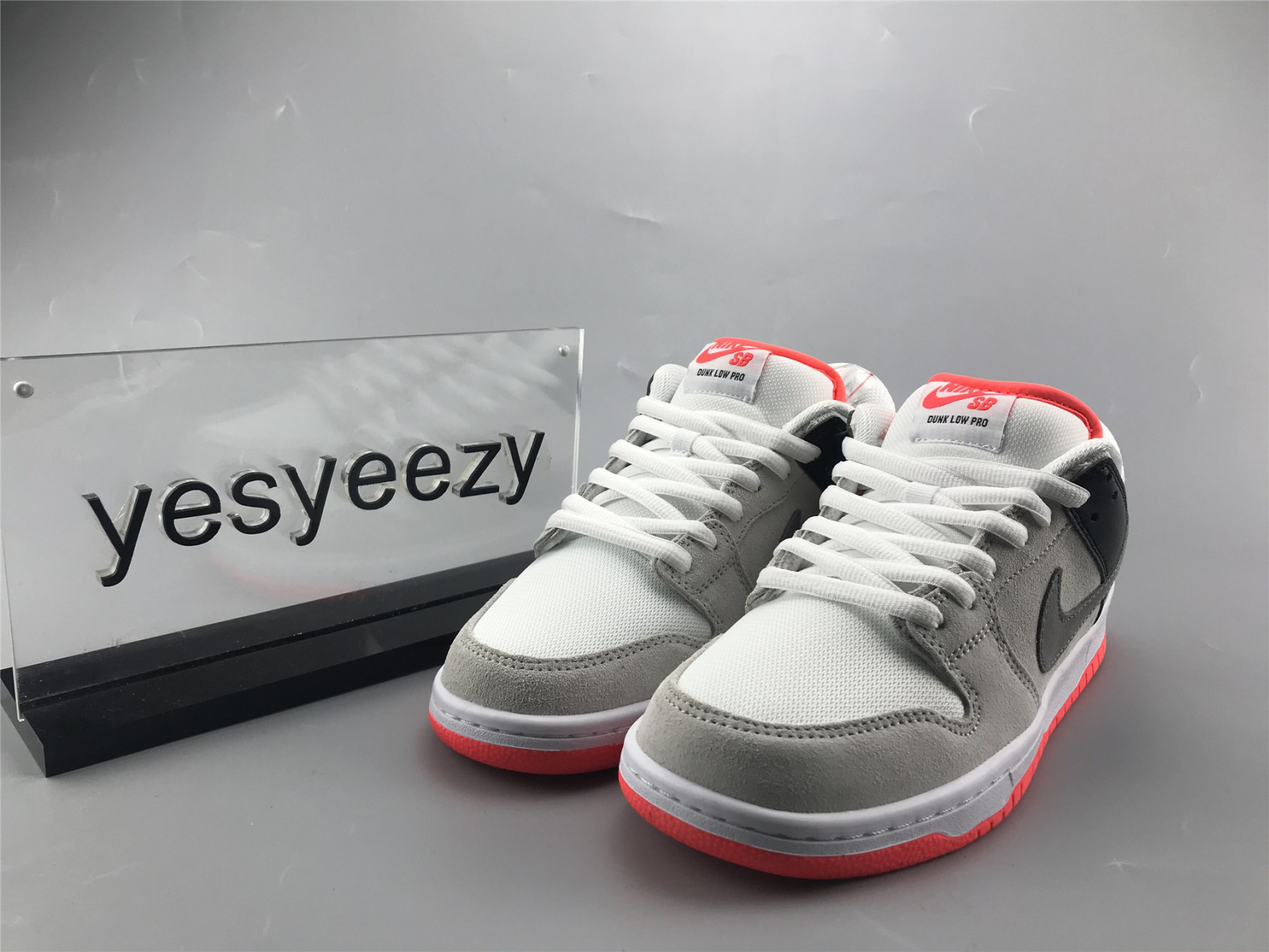 UA NIKE DUNK LOW SB "INFRARED"