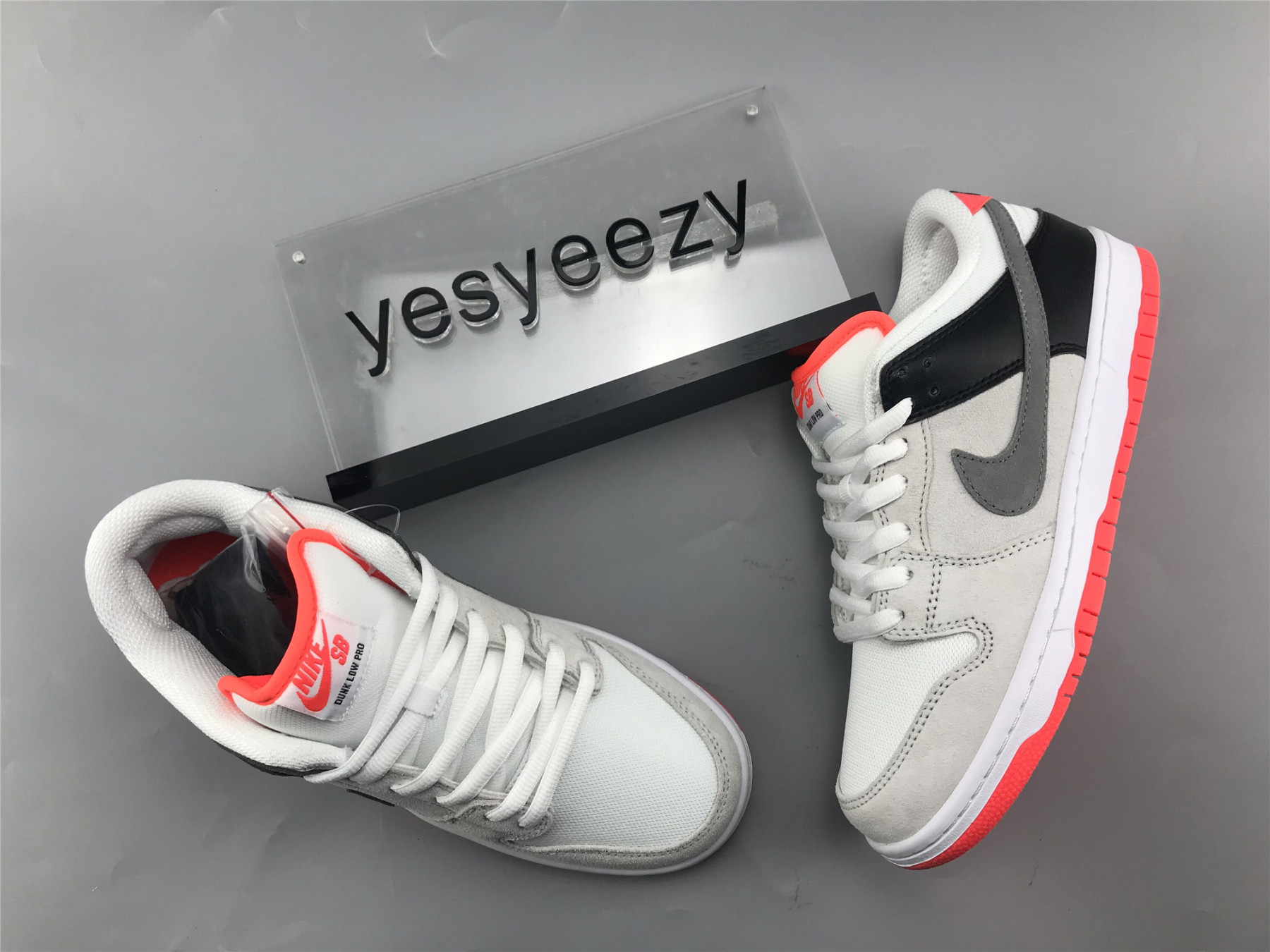 UA NIKE DUNK LOW SB "INFRARED"