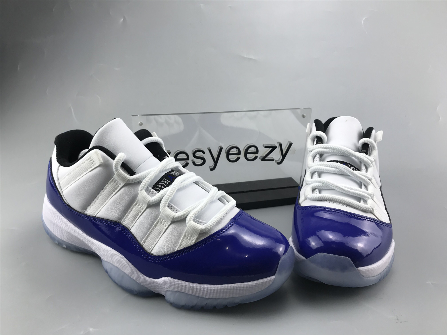 UA WMNS AIR JORDAN 11 RETRO LOW 