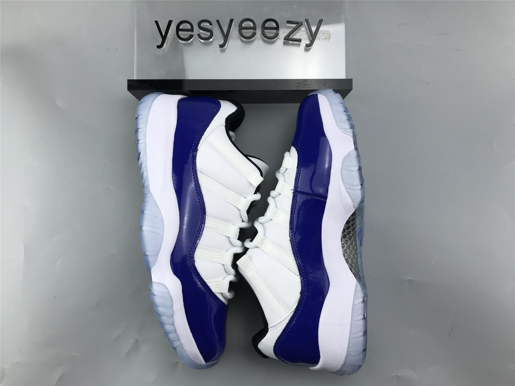 UA WMNS AIR JORDAN 11 RETRO LOW 