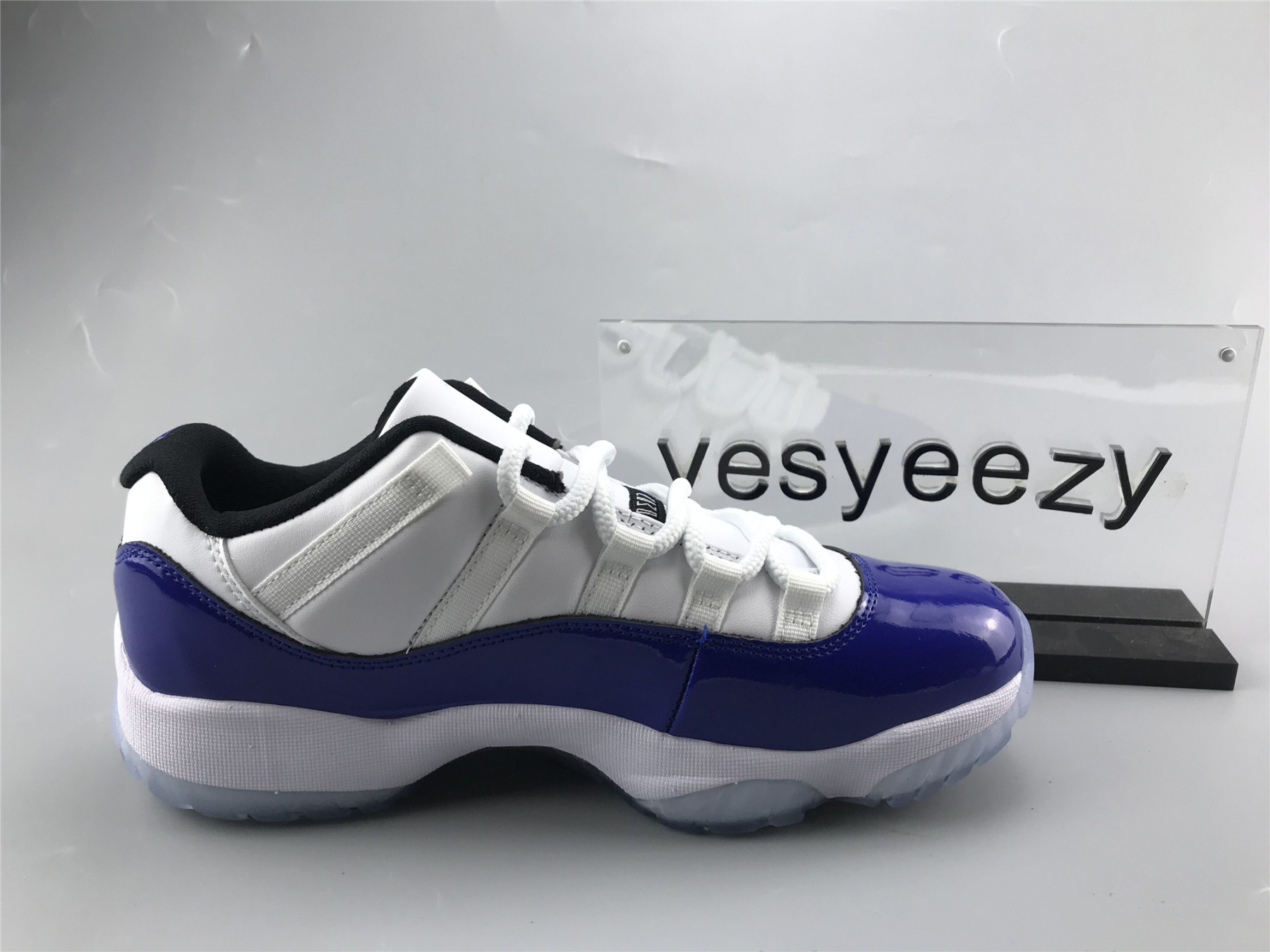 UA WMNS AIR JORDAN 11 RETRO LOW 