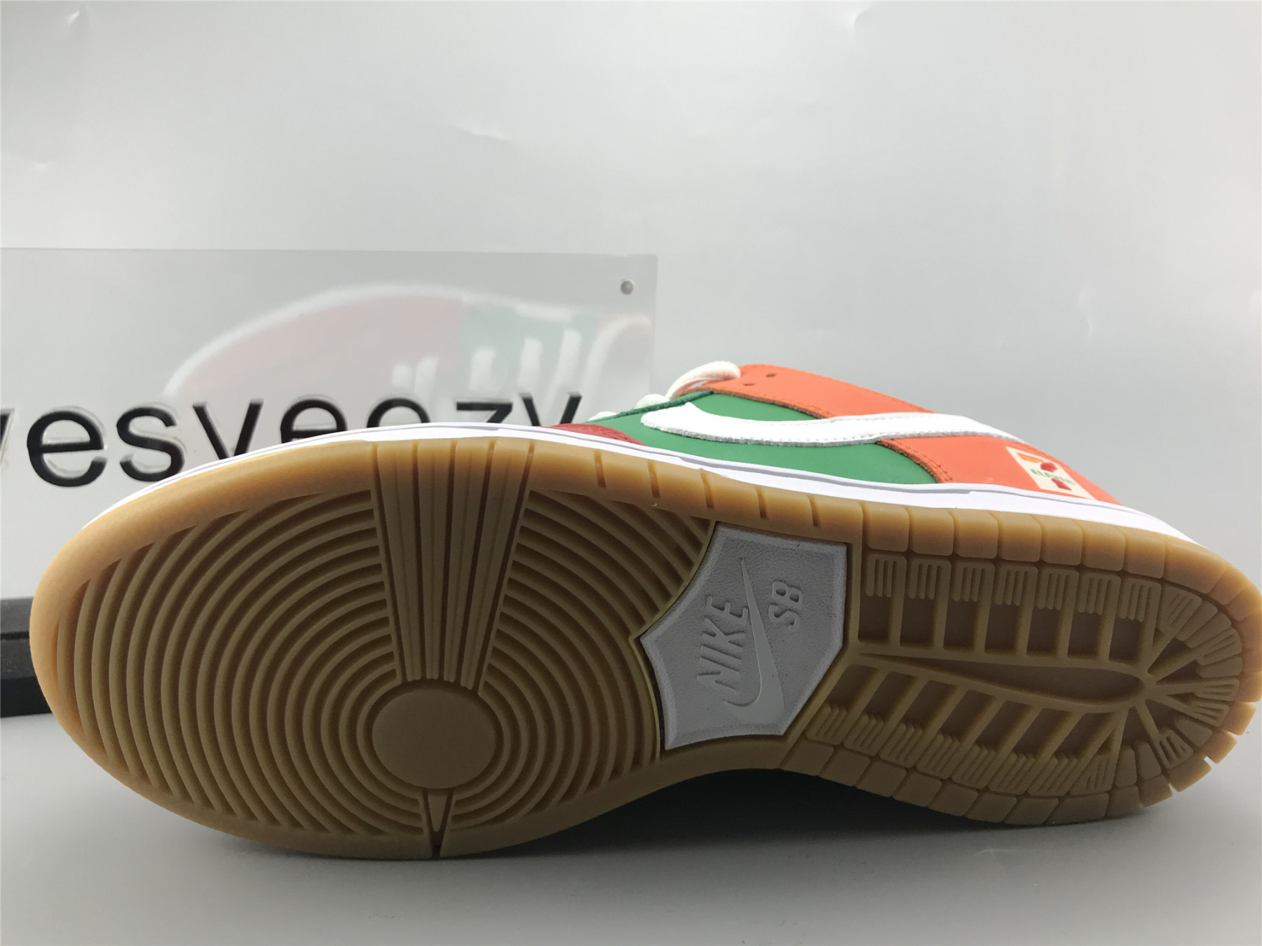 UA NIKE SB DUNK LOW 7-ELEVEN