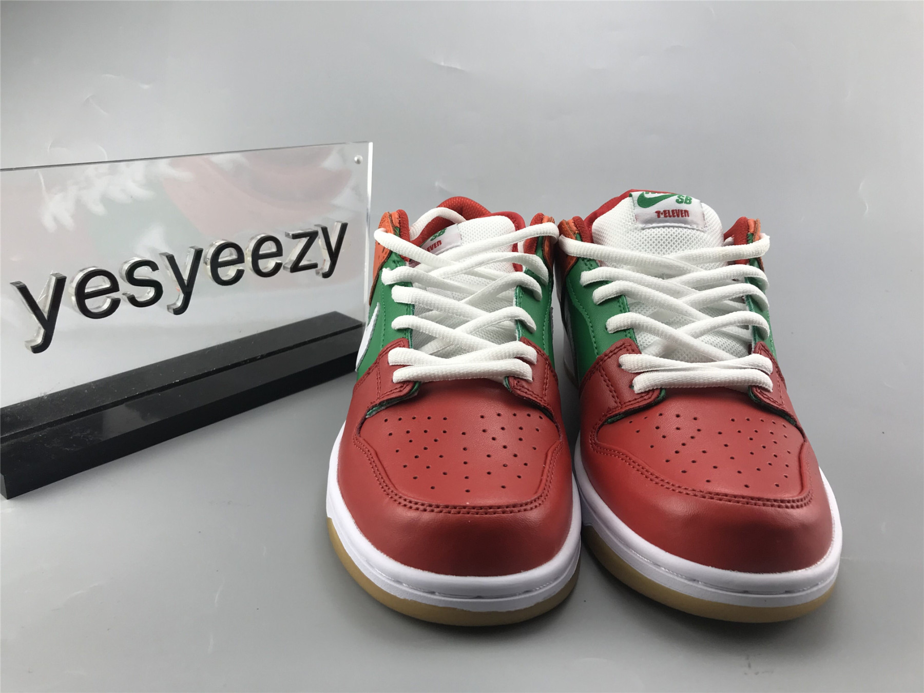 UA NIKE SB DUNK LOW 7-ELEVEN