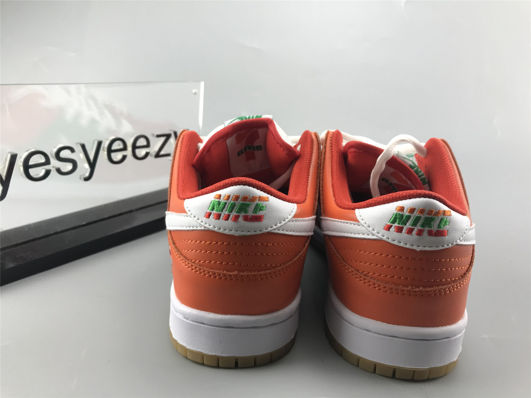 UA NIKE SB DUNK LOW 7-ELEVEN