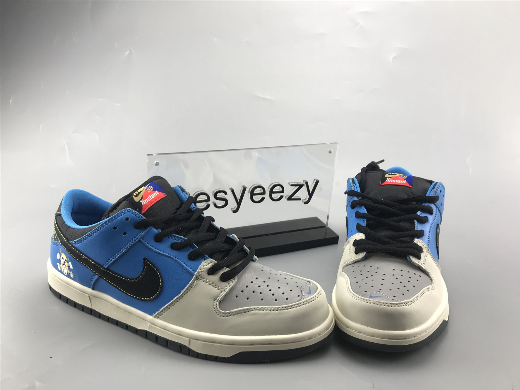UA INSTANT SKATEBOARDS NIKE SB DUNK LOW