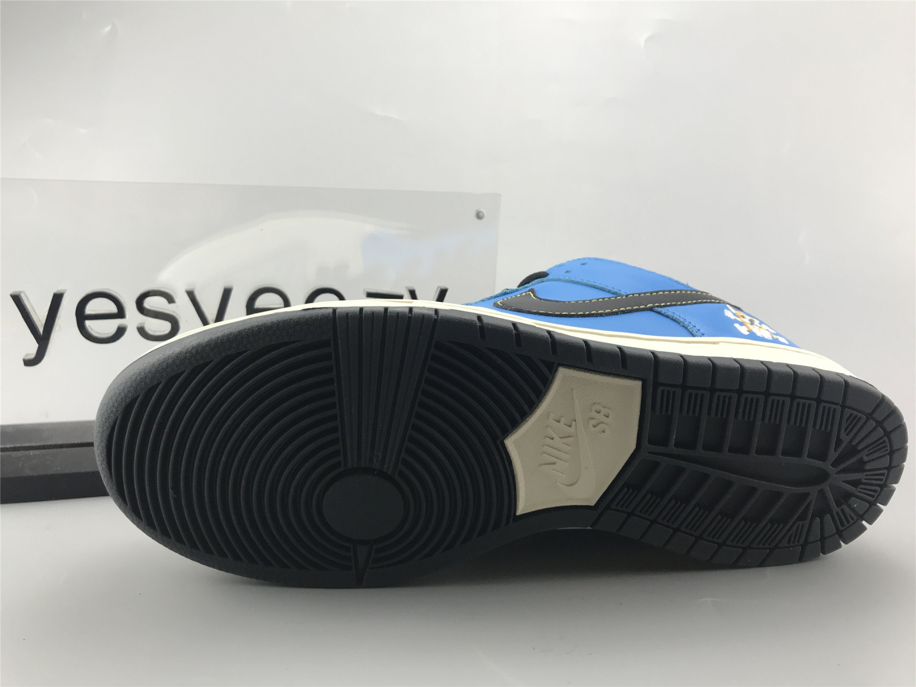 UA INSTANT SKATEBOARDS NIKE SB DUNK LOW