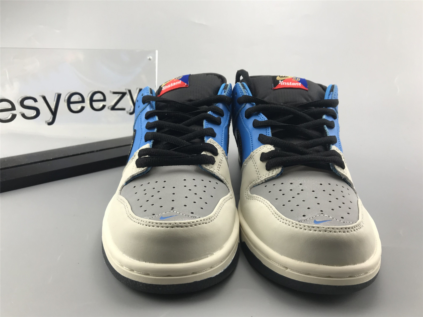 UA INSTANT SKATEBOARDS NIKE SB DUNK LOW