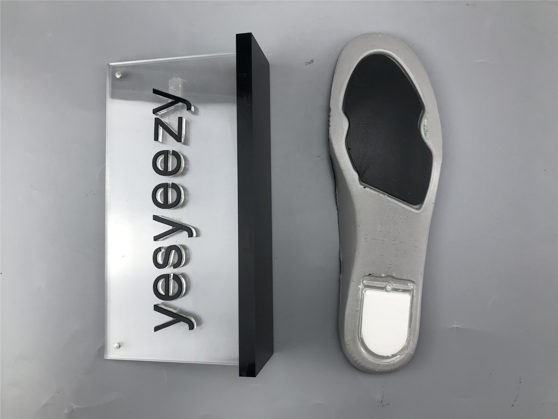 UA NIKE DUNK LOW PRO SB "RAYGUN"