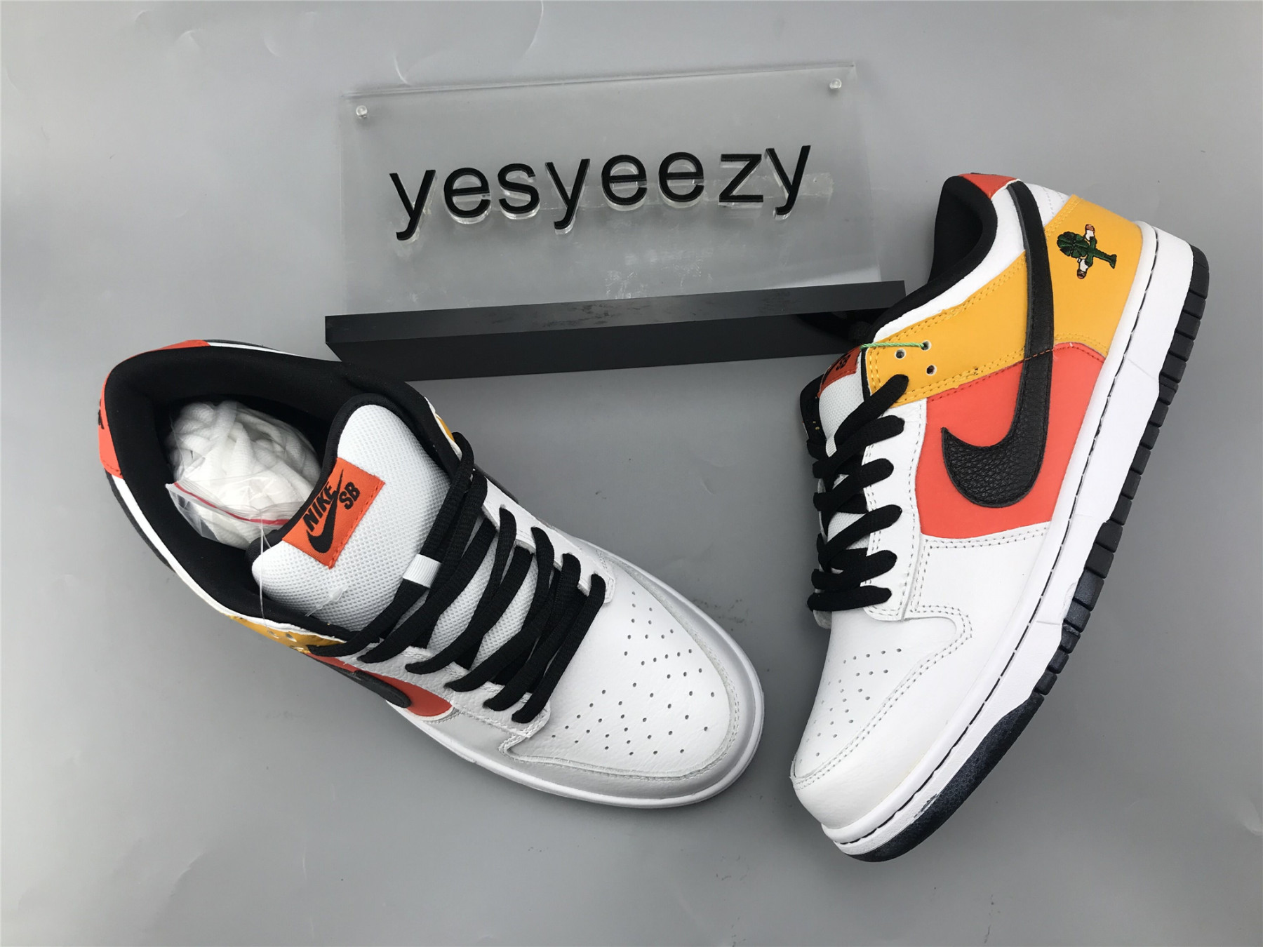 UA NIKE DUNK LOW PRO SB "RAYGUN"