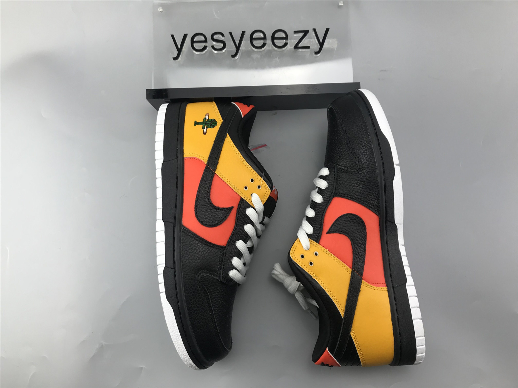 UA NIKE DUNK LOW PRO SB "RAYGUN"