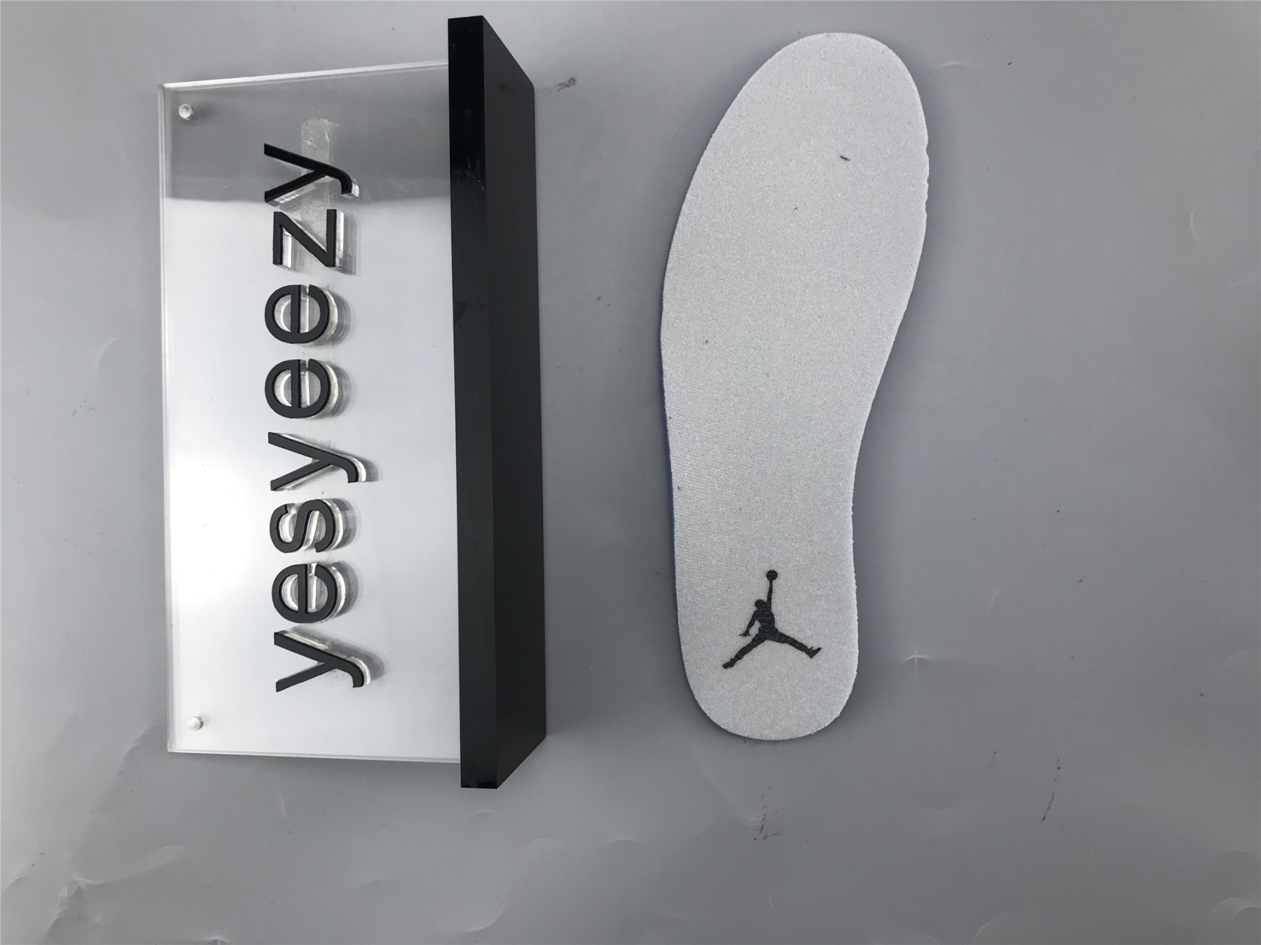 UA SNEAKERSNSTUFF X AIR JORDAN 1 MID 