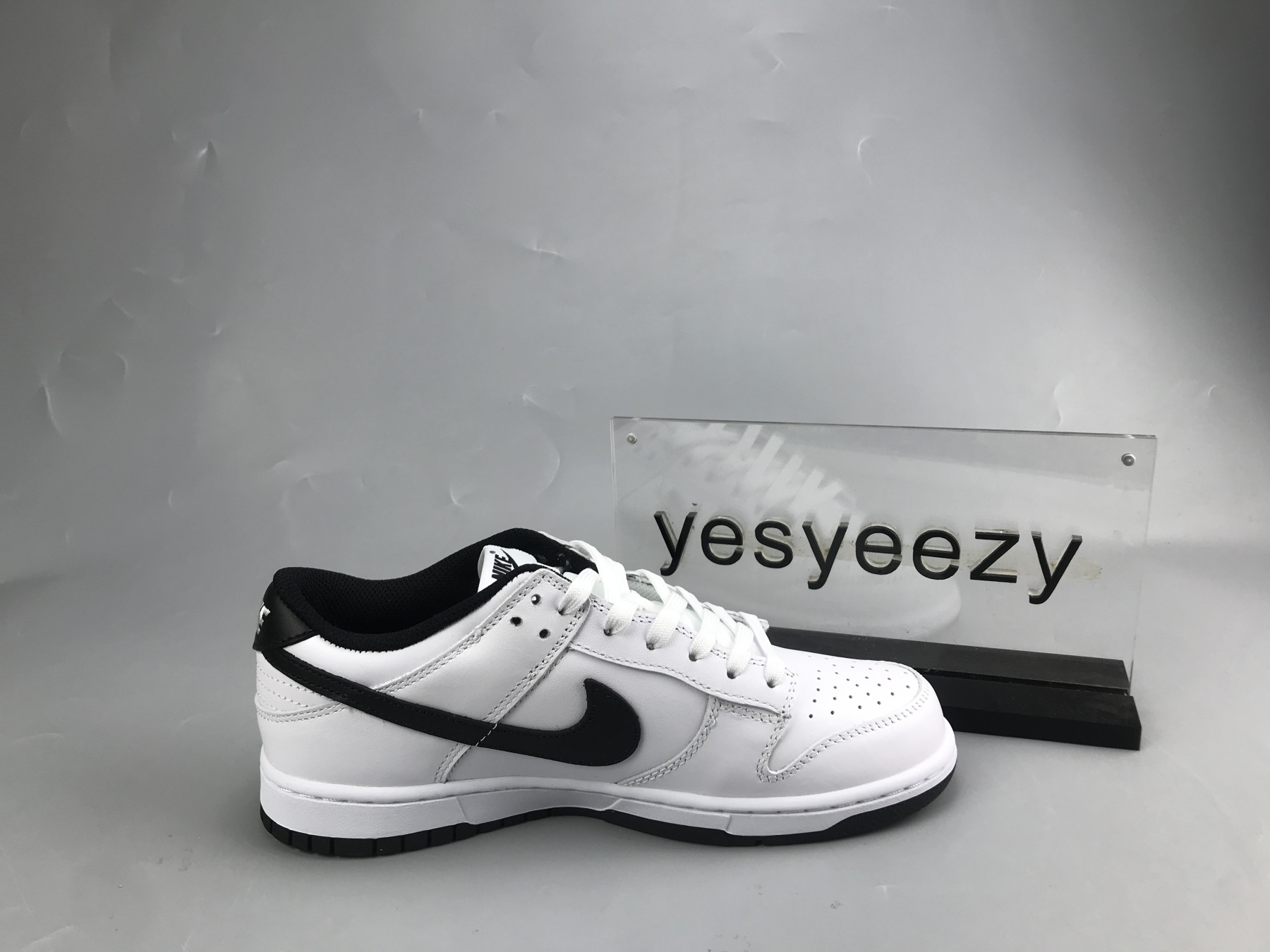 UA NIKE WMNS DUNK LOW 