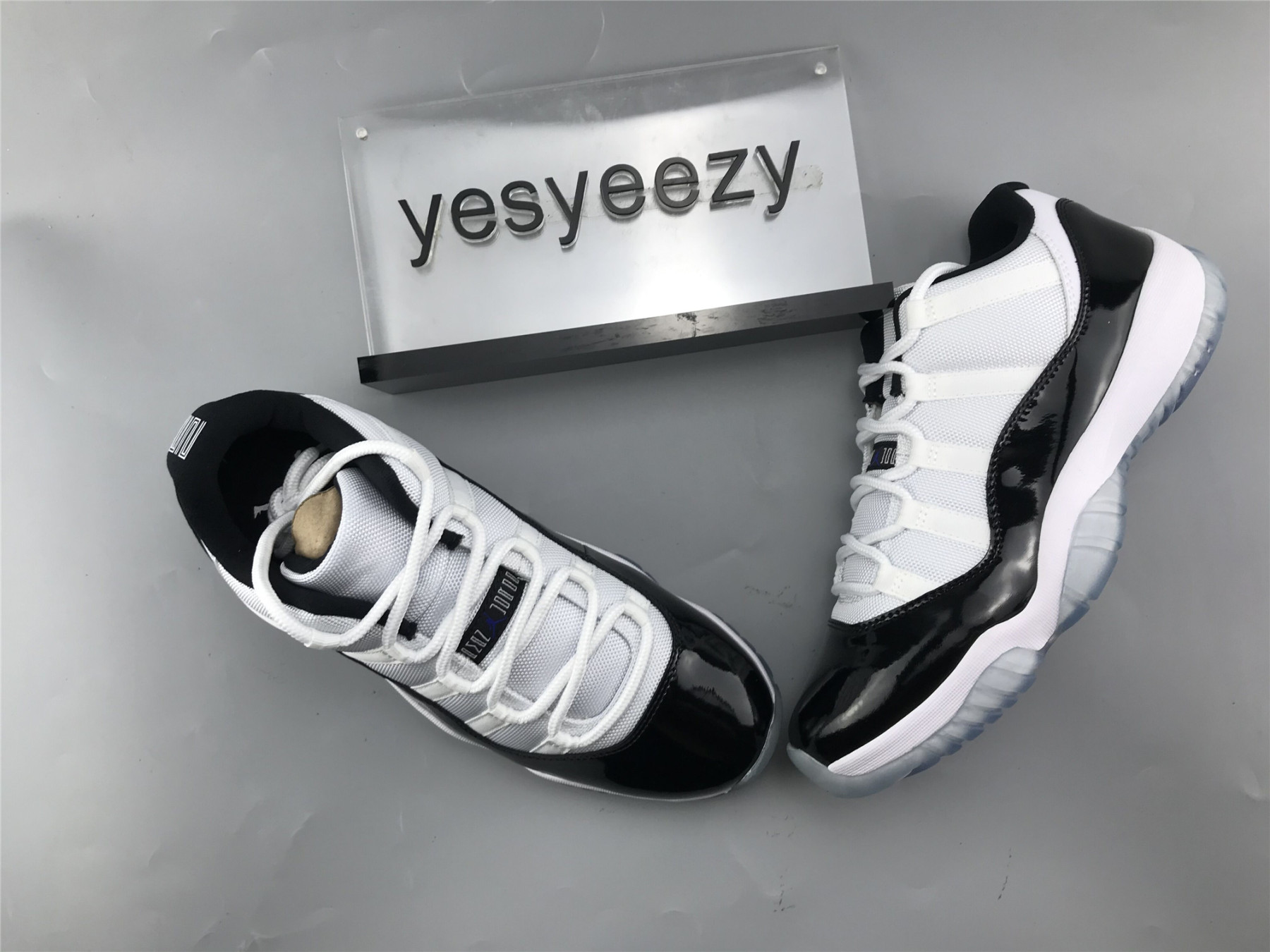 UA AIR JORDAN 11 RETRO LOW 